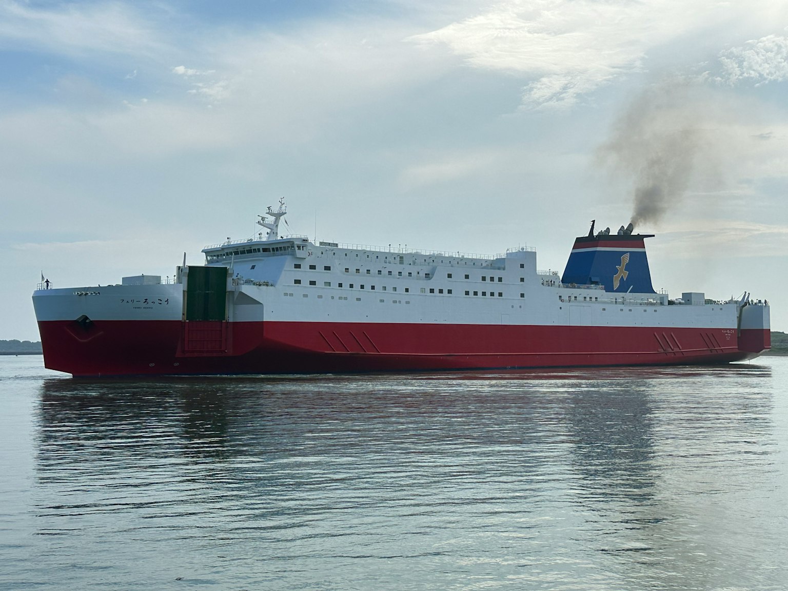 Gran barco de carga rojo y blanco navegando en el agua