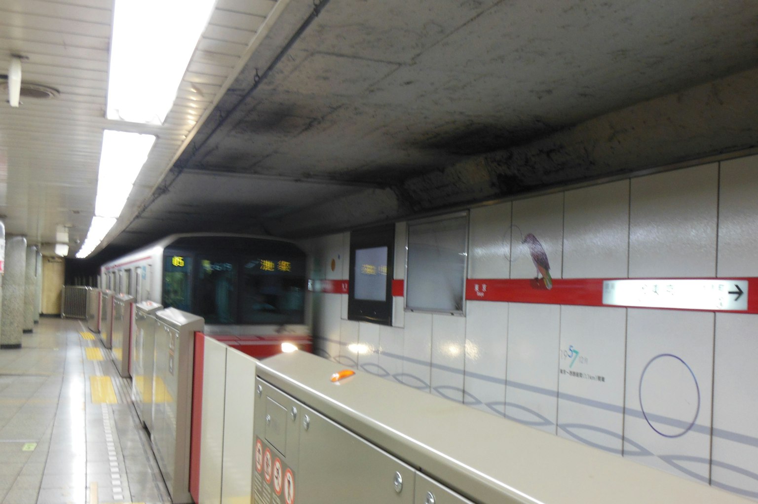 地鐵站台與現代設計的列車