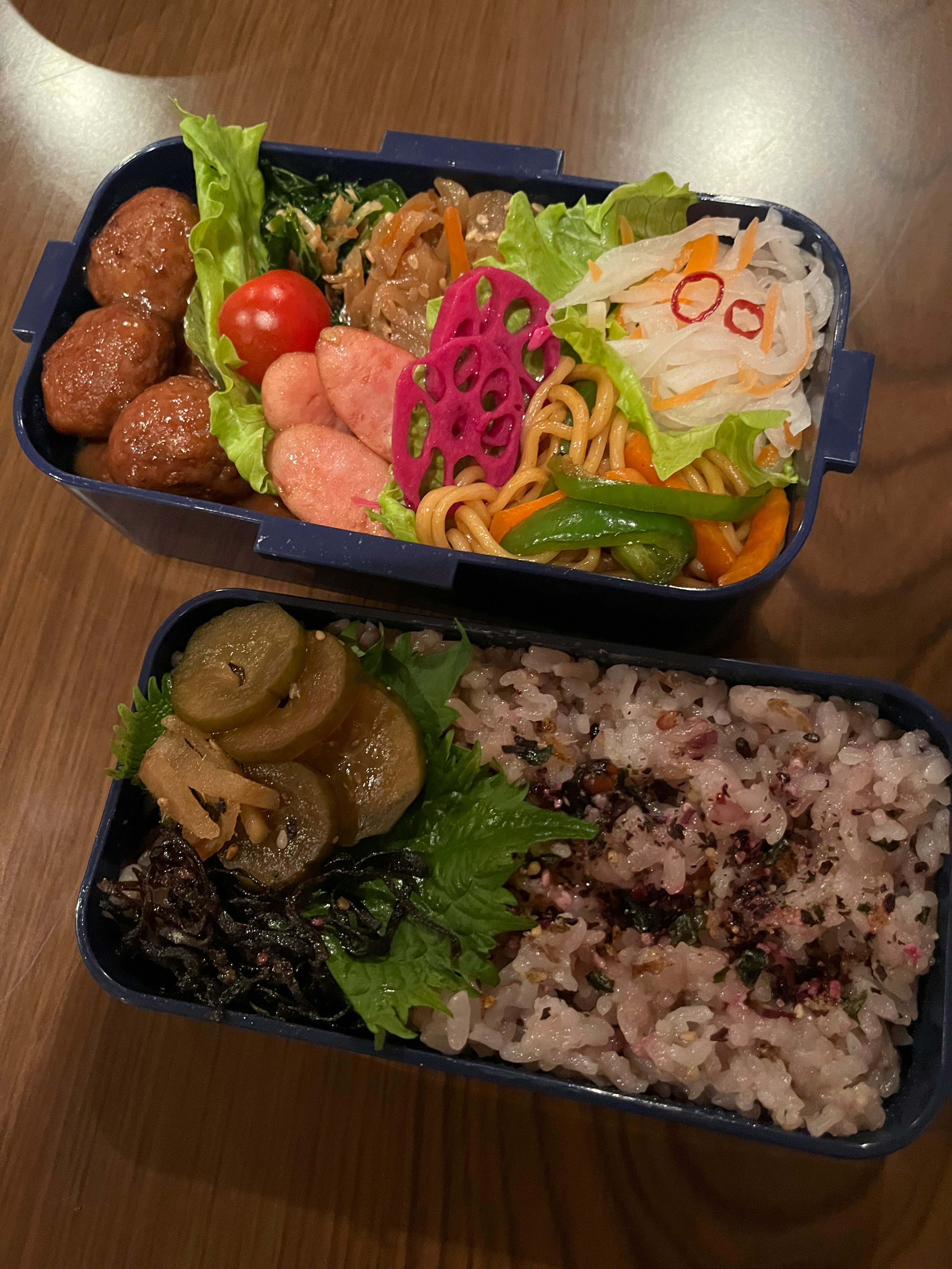 兩層便當盒裝著色彩豐富的菜餚