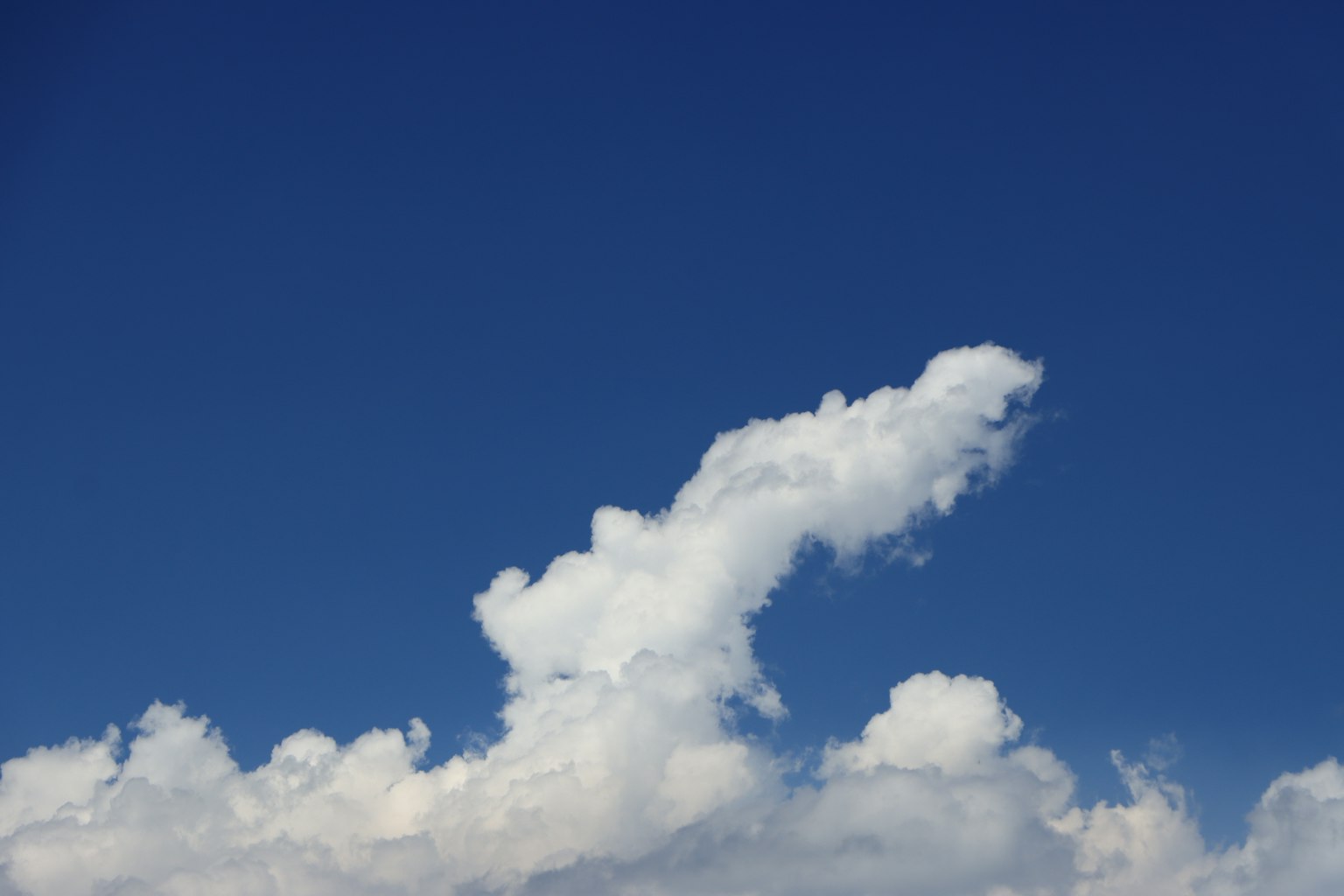 Markante Wolkenformation in einem klaren blauen Himmel