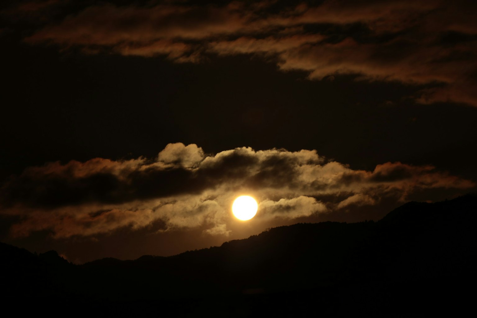 美麗的風景，夕陽透過雲彩可見