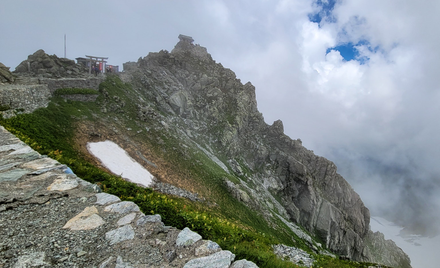Pente de montagne avec des formations rocheuses et de la brume