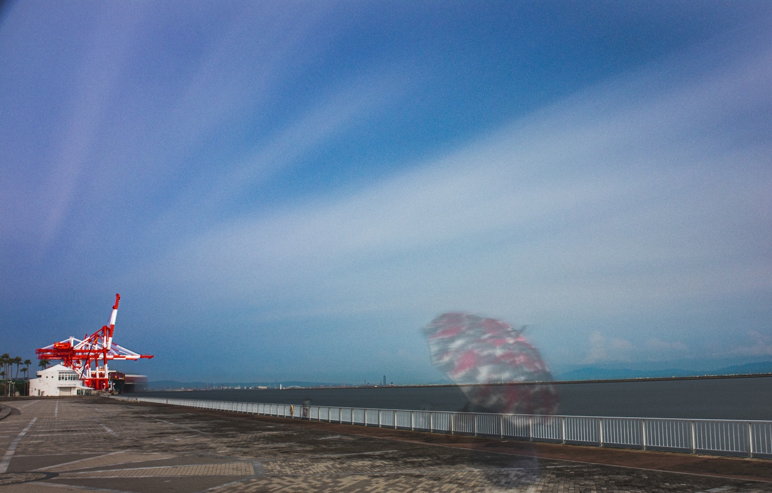 海岸風景，藍天和條紋雲，特色紅船