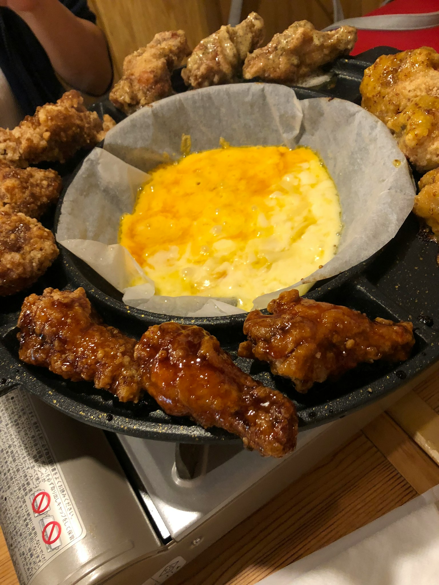 Plato de pollo frito con queso en una plancha caliente