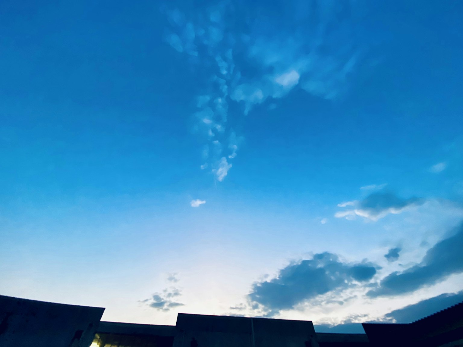 Langit senja dengan nuansa biru dan awan yang tersebar