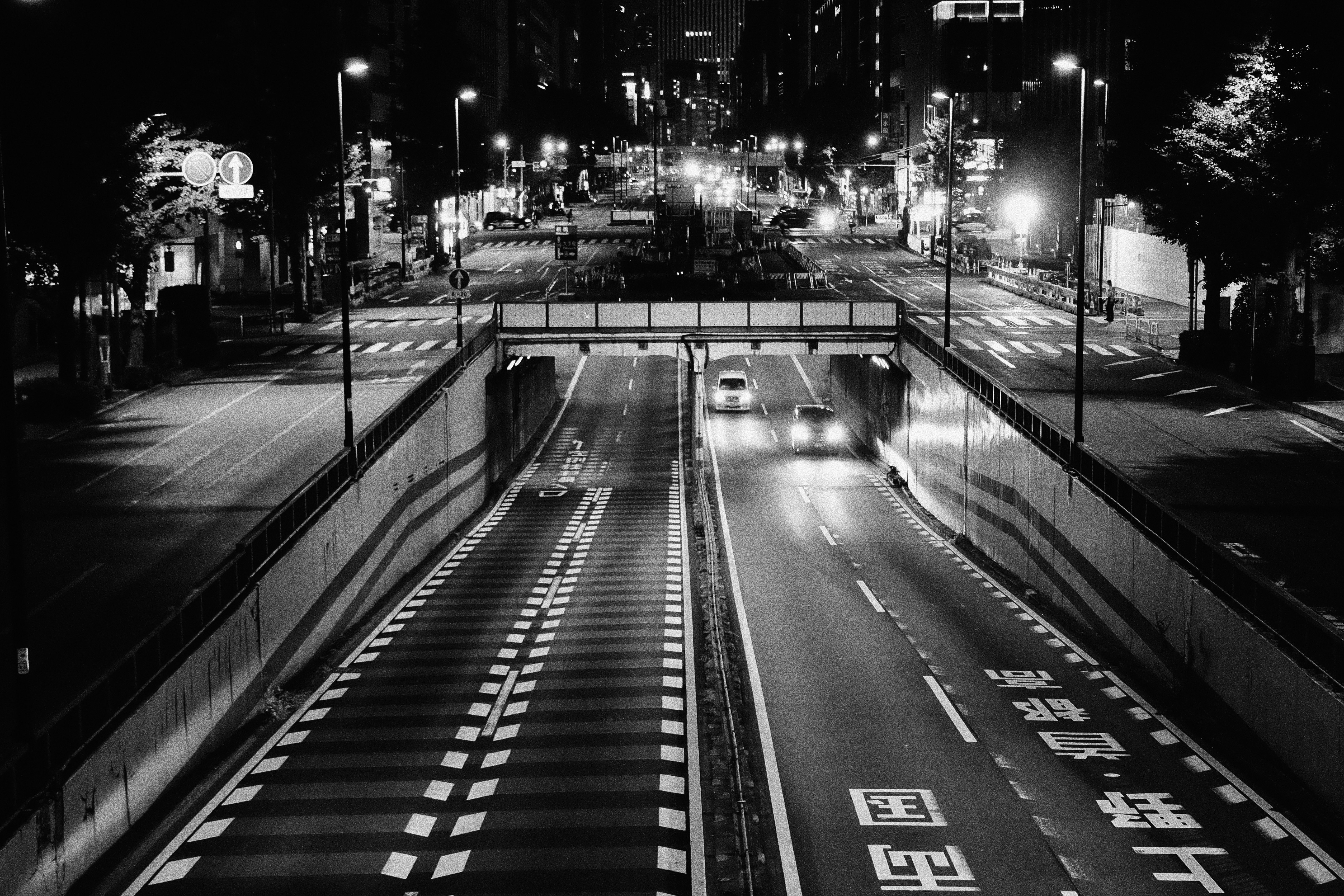 中央区夜晚主干道的路口与车辆