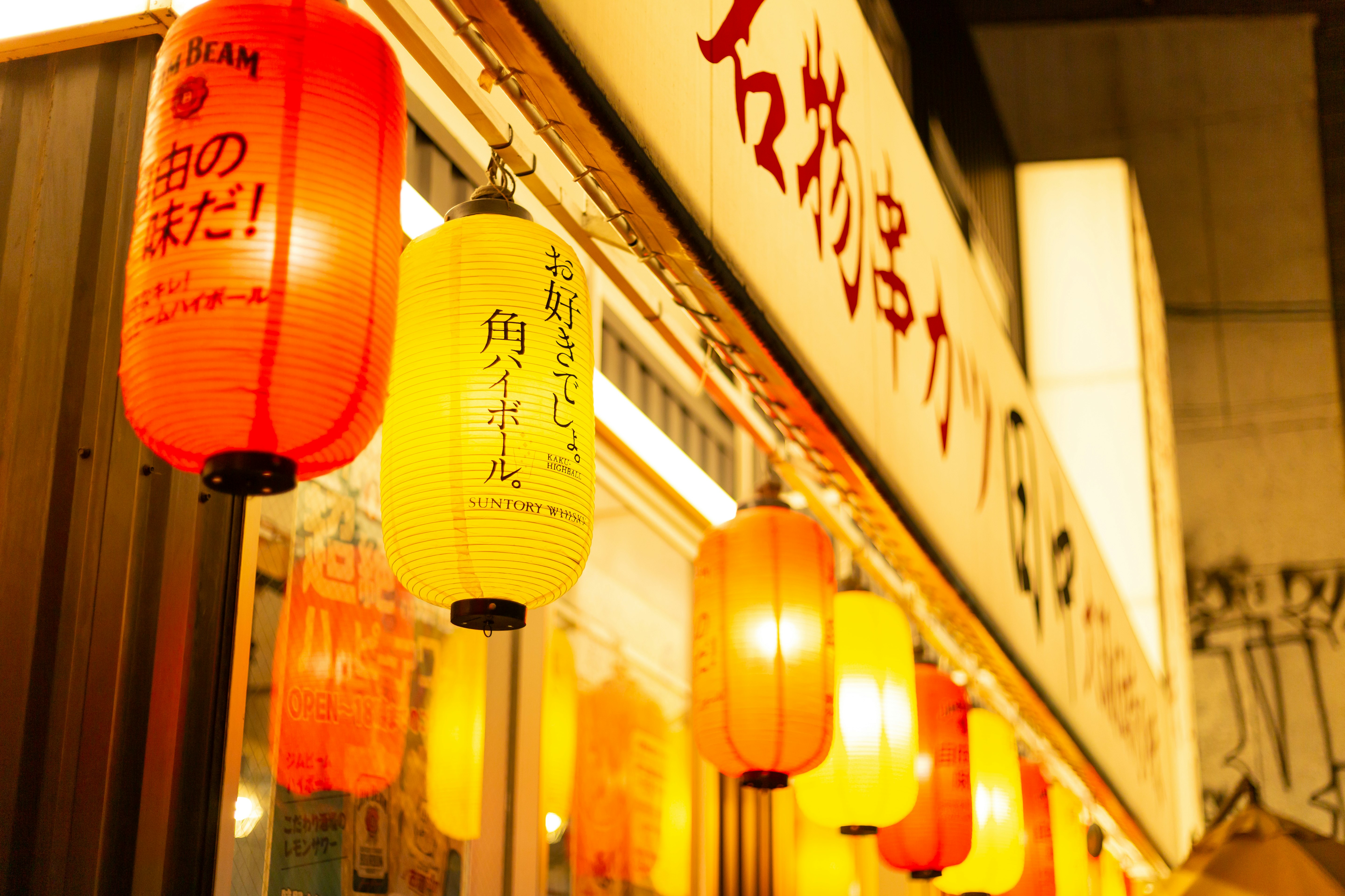 提灯が並ぶ路地の夜の商店街の軒先