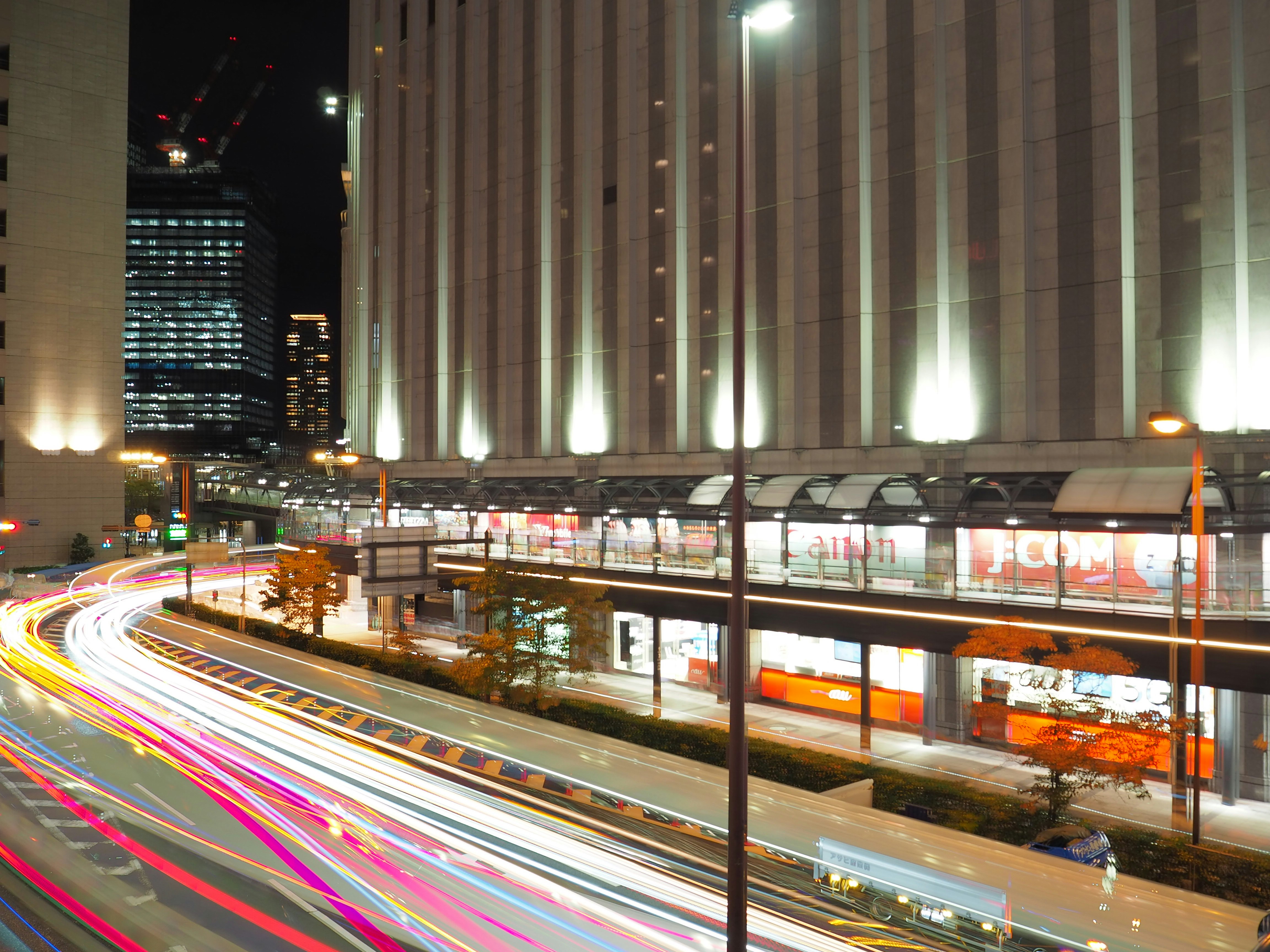 夜景の光跡が流れる高架の街並み