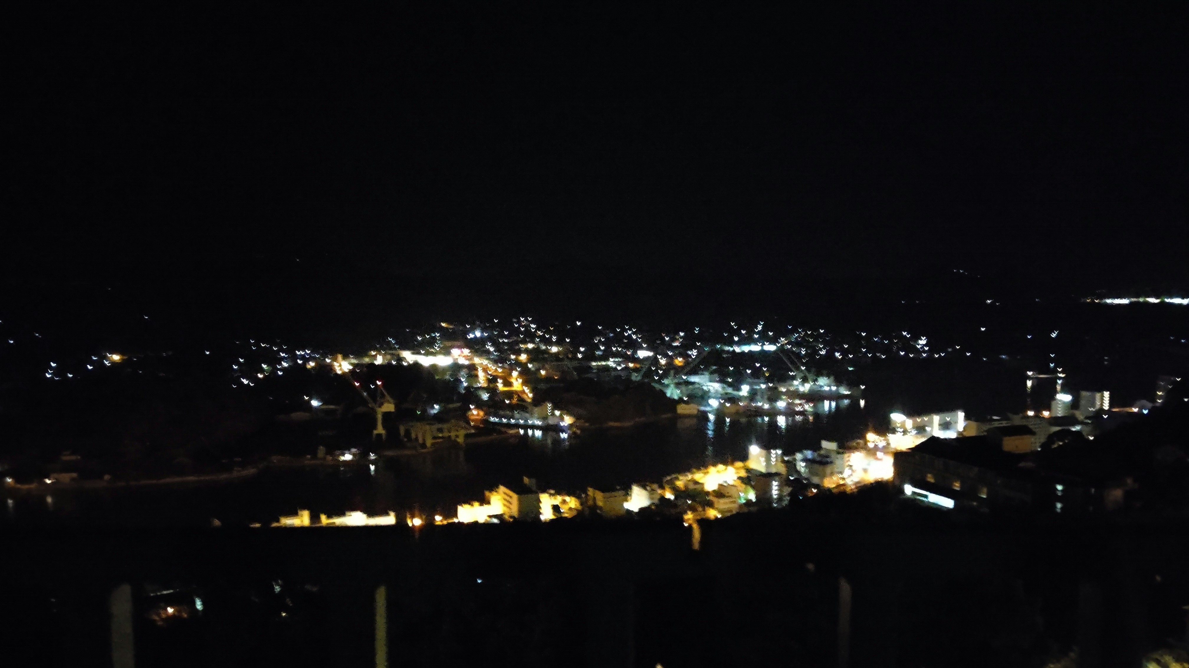 夜景の灯りが広がる湾岸の街並み
