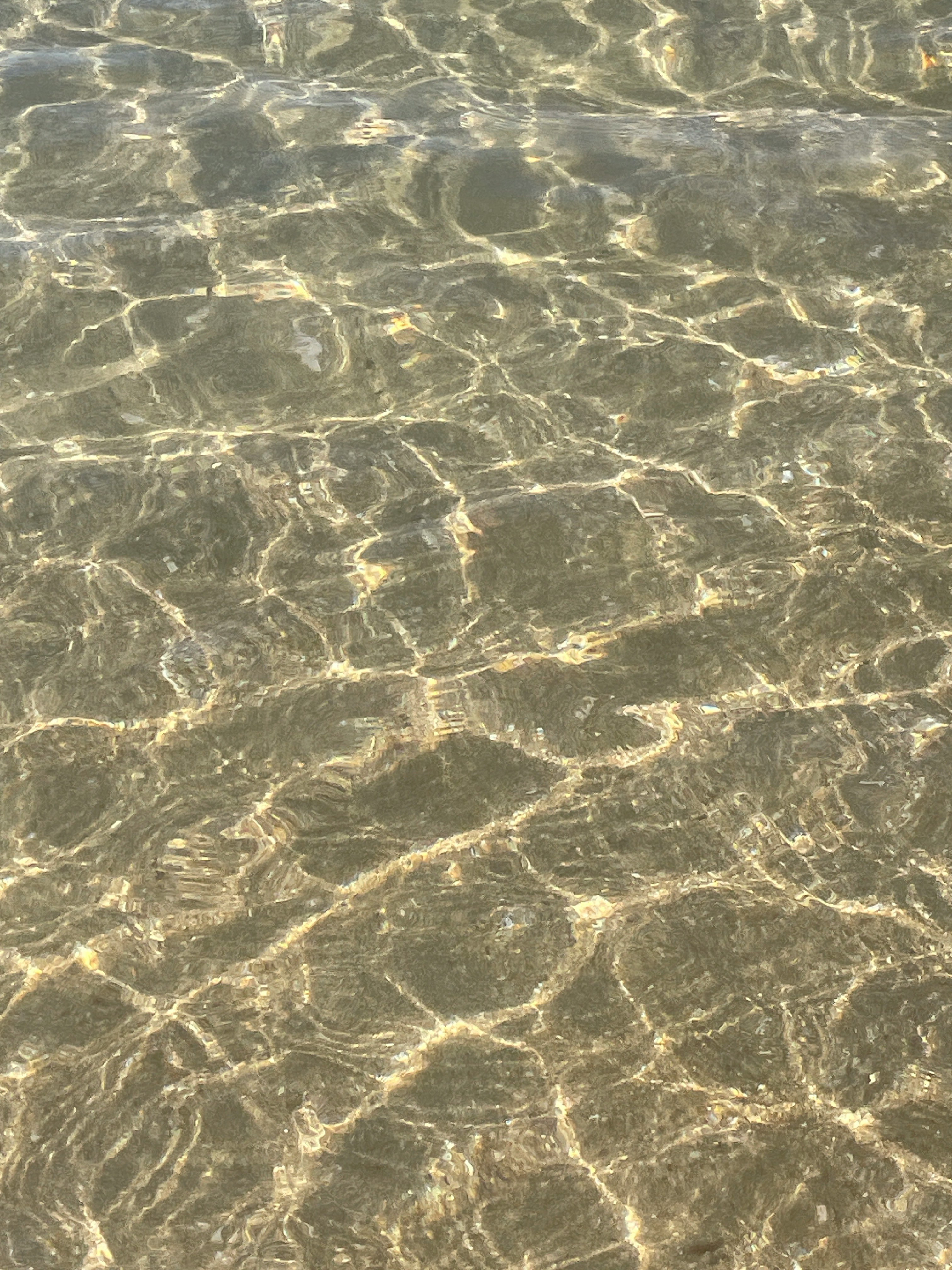 海の水面に揺らぐ光のきらめき