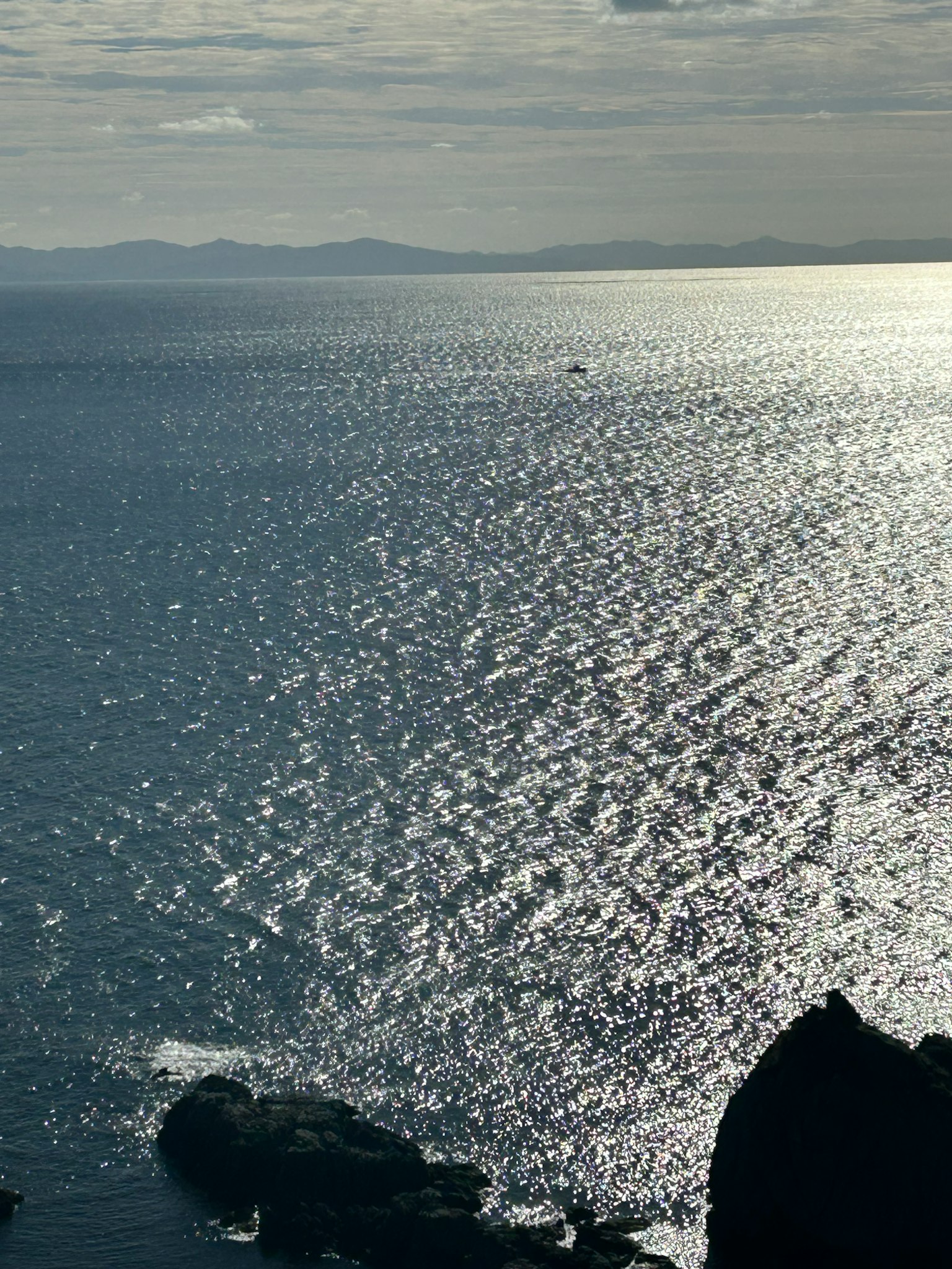 Belle vue de la lumière du soleil se reflétant sur les vagues de l'océan