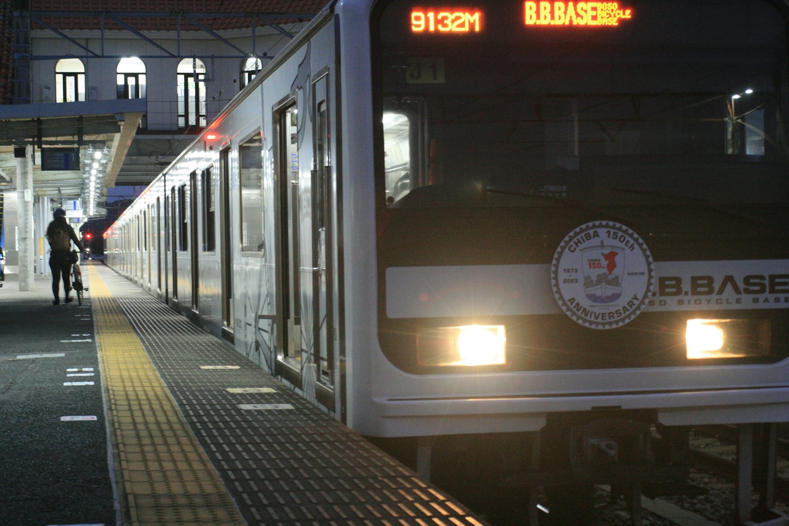 Kereta berhenti di platform stasiun saat malam