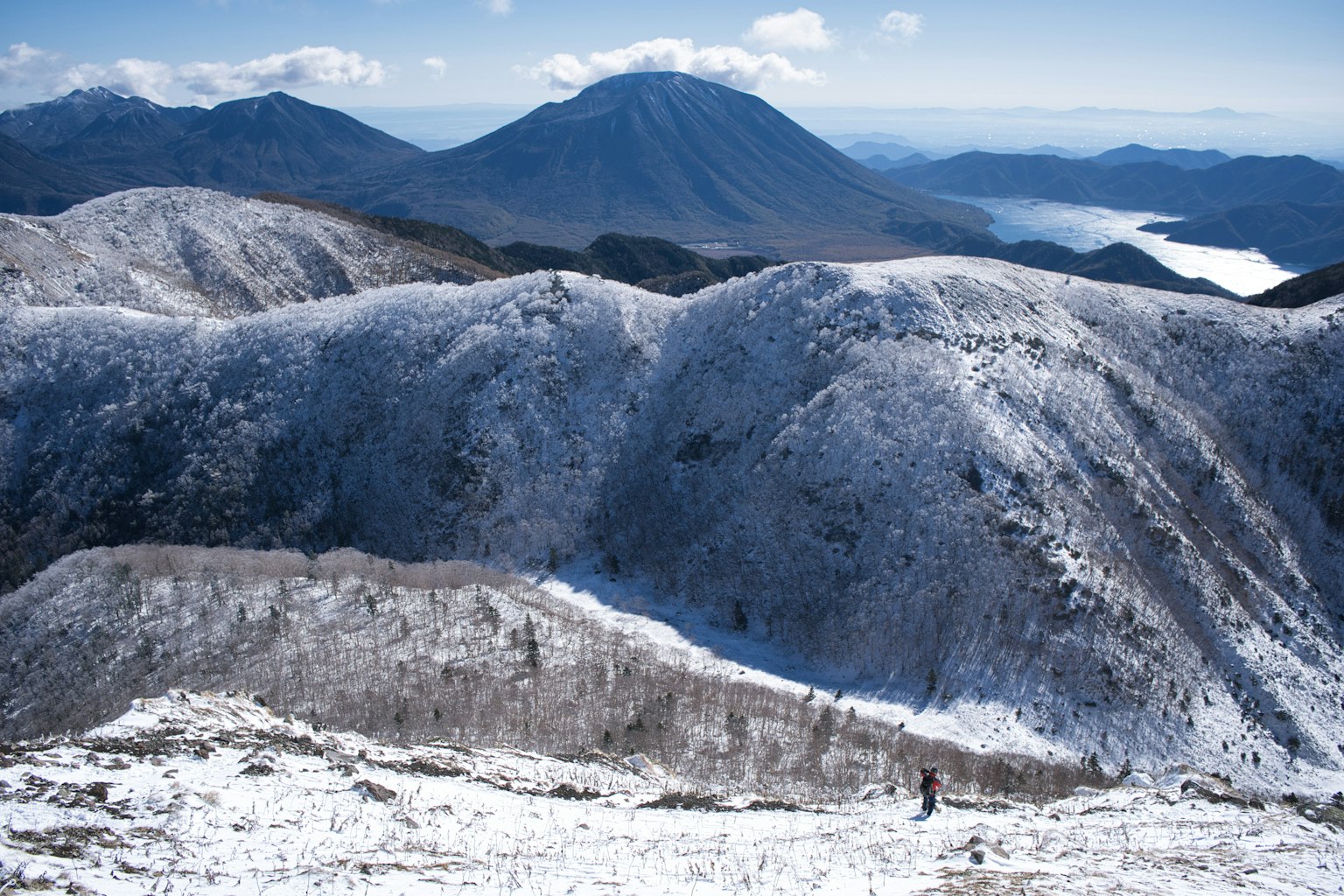 맑은 파란 하늘 아래 눈 덮인 산들