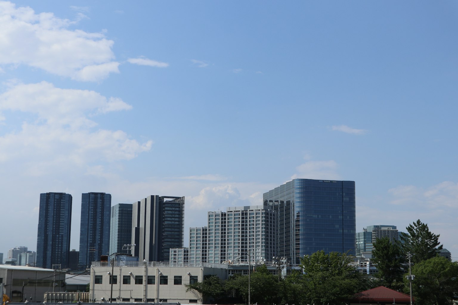 Horizon urbain avec des gratte-ciels modernes sous un ciel bleu