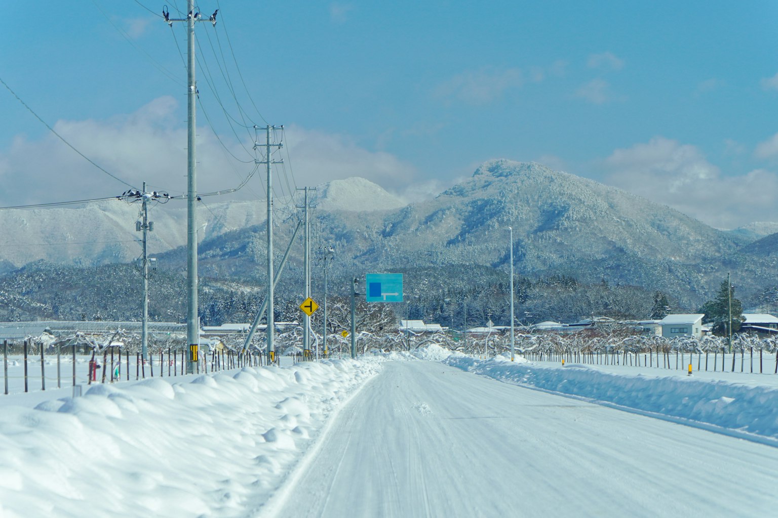 被雪覆盖的道路和背景中的山
