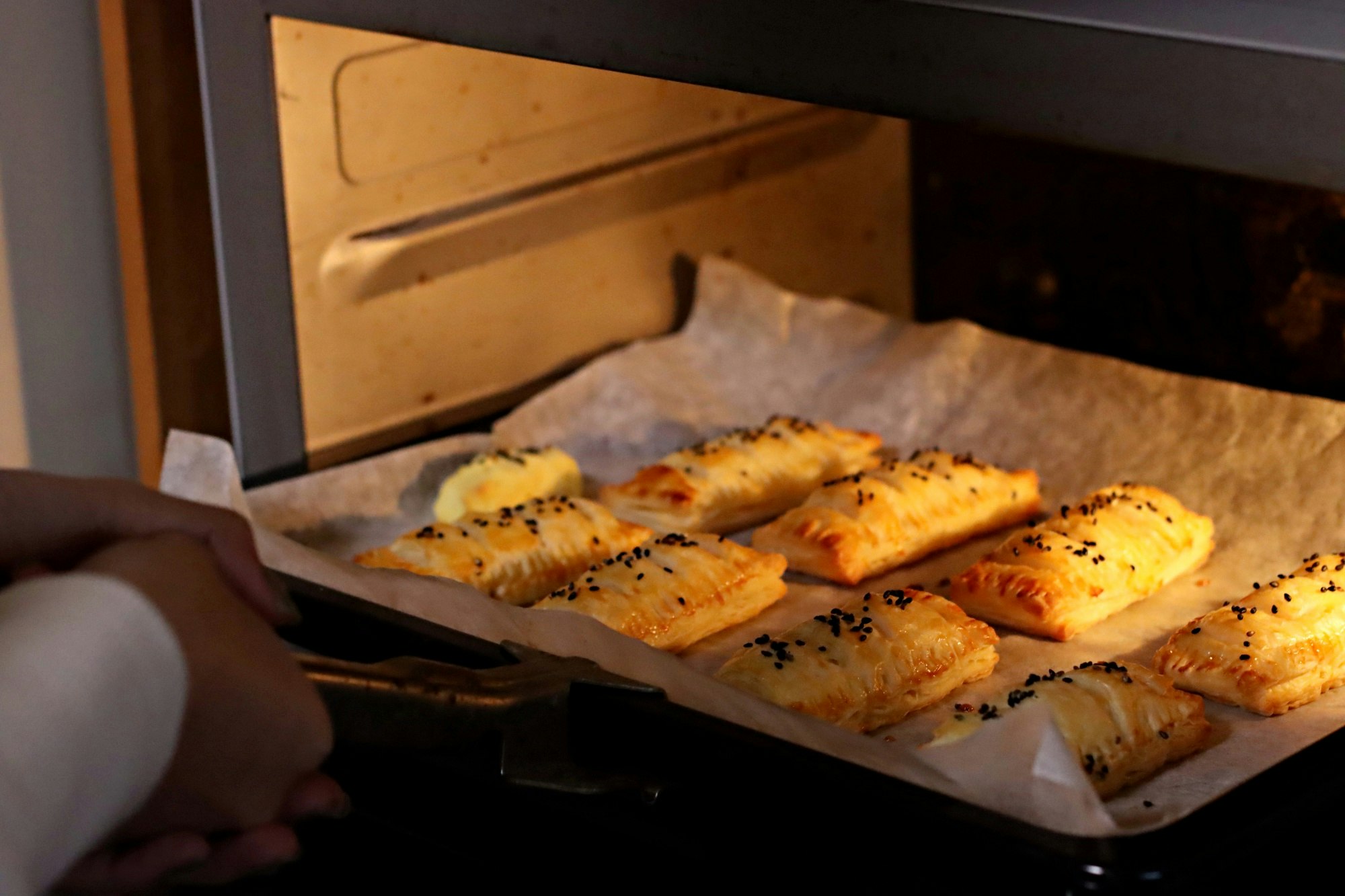 khay bột bánh mì đang nướng trong lò