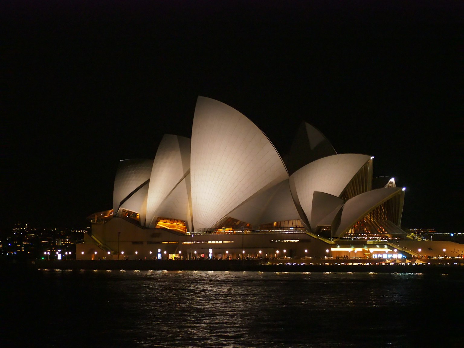Impresionante vista de la Ópera de Sídney iluminada por la noche
