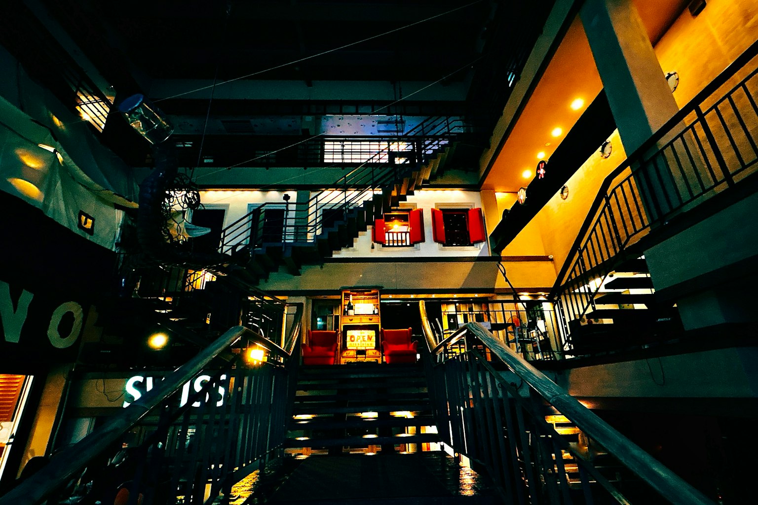 Intérieur d'un espace commercial avec des escaliers et un éclairage lumineux
