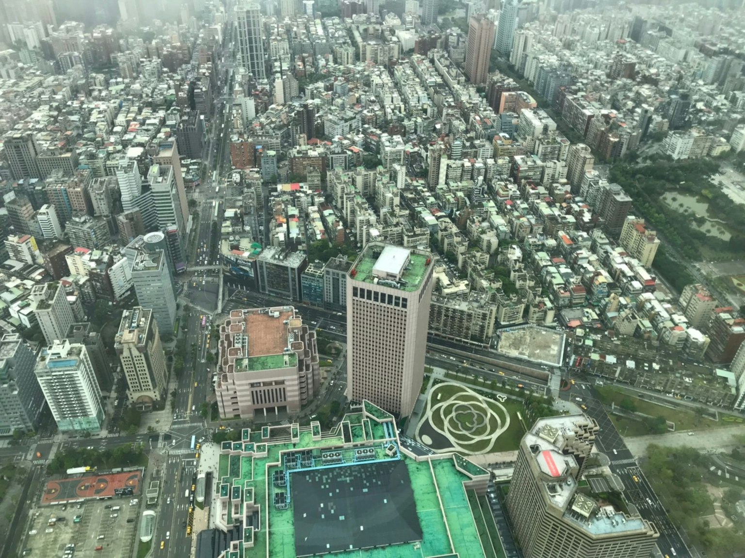 Vista aerea della città di Taipei con grattacieli e paesaggio urbano