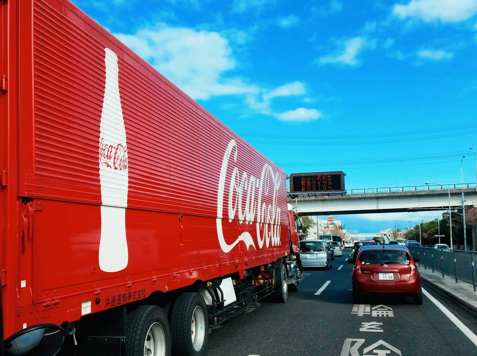 Camion rosso Coca-Cola che viaggia in autostrada