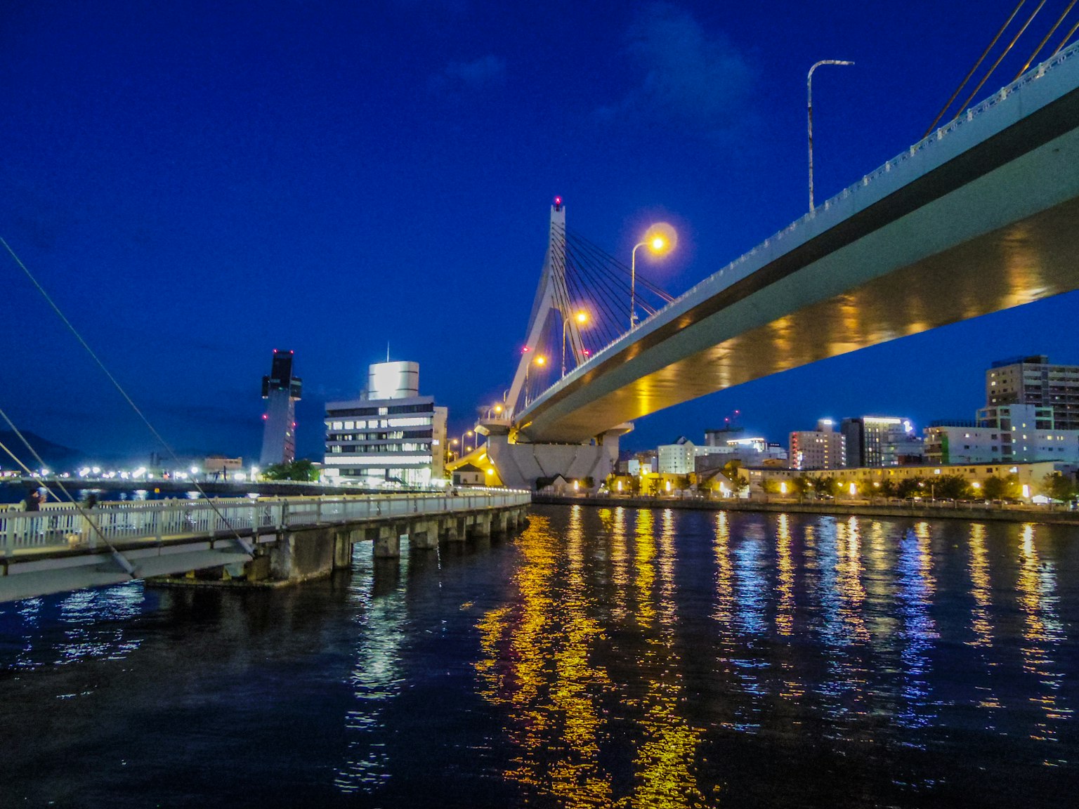 夜晚城市景观，桥梁和水面反射