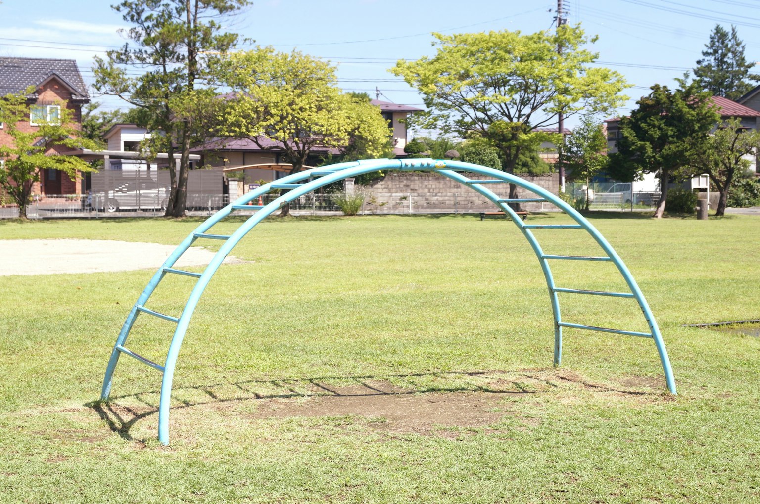 公園裡一個藍色遊樂架的拱形結構