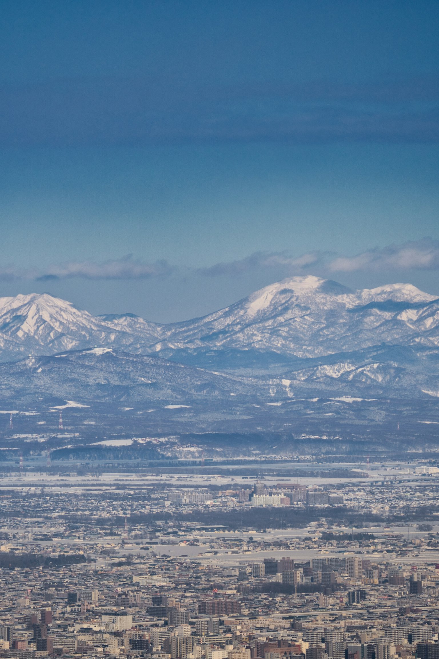 Montagne innevate con cielo blu chiaro