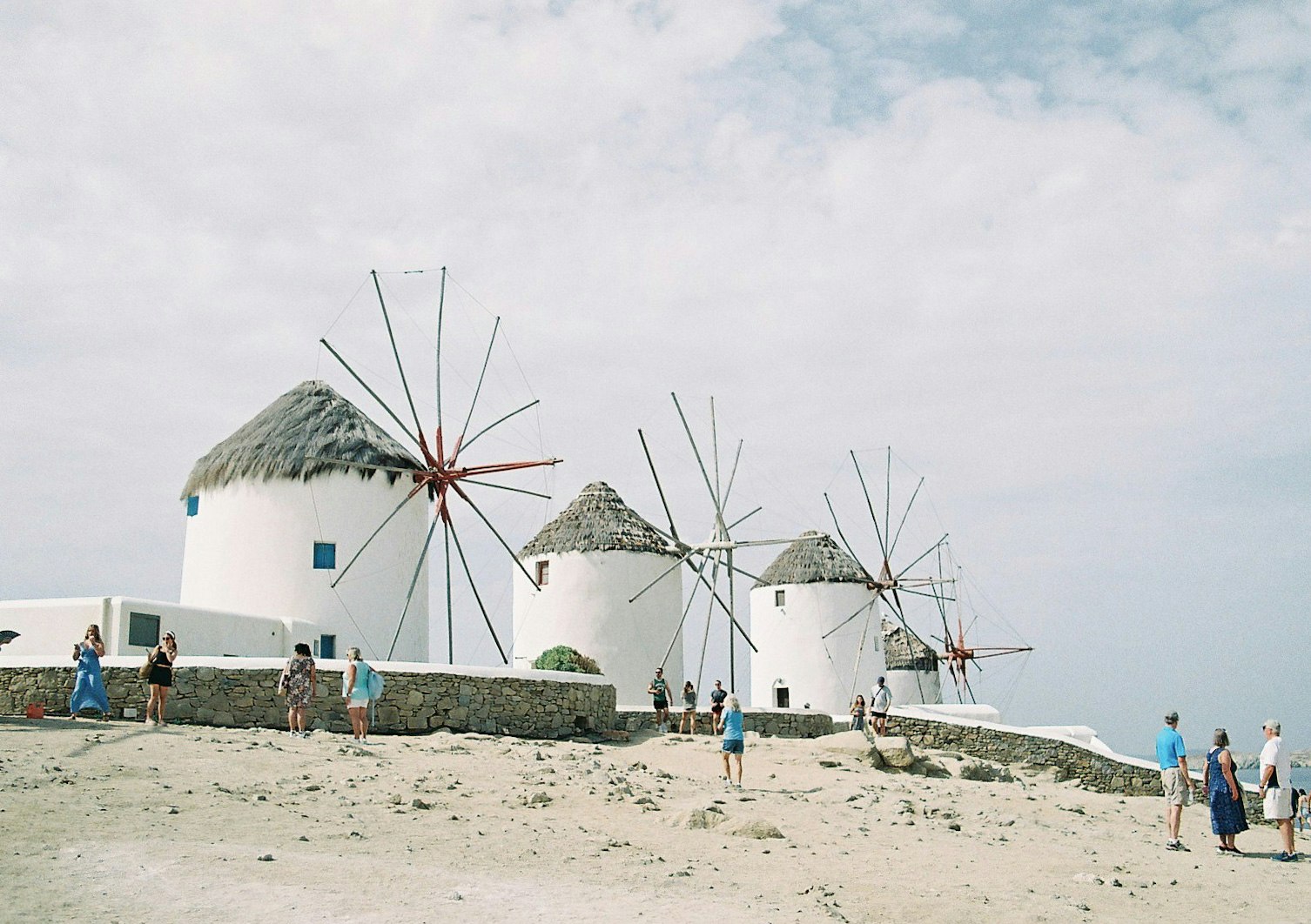maisons de moulin à vent blanches sur un paysage de sable