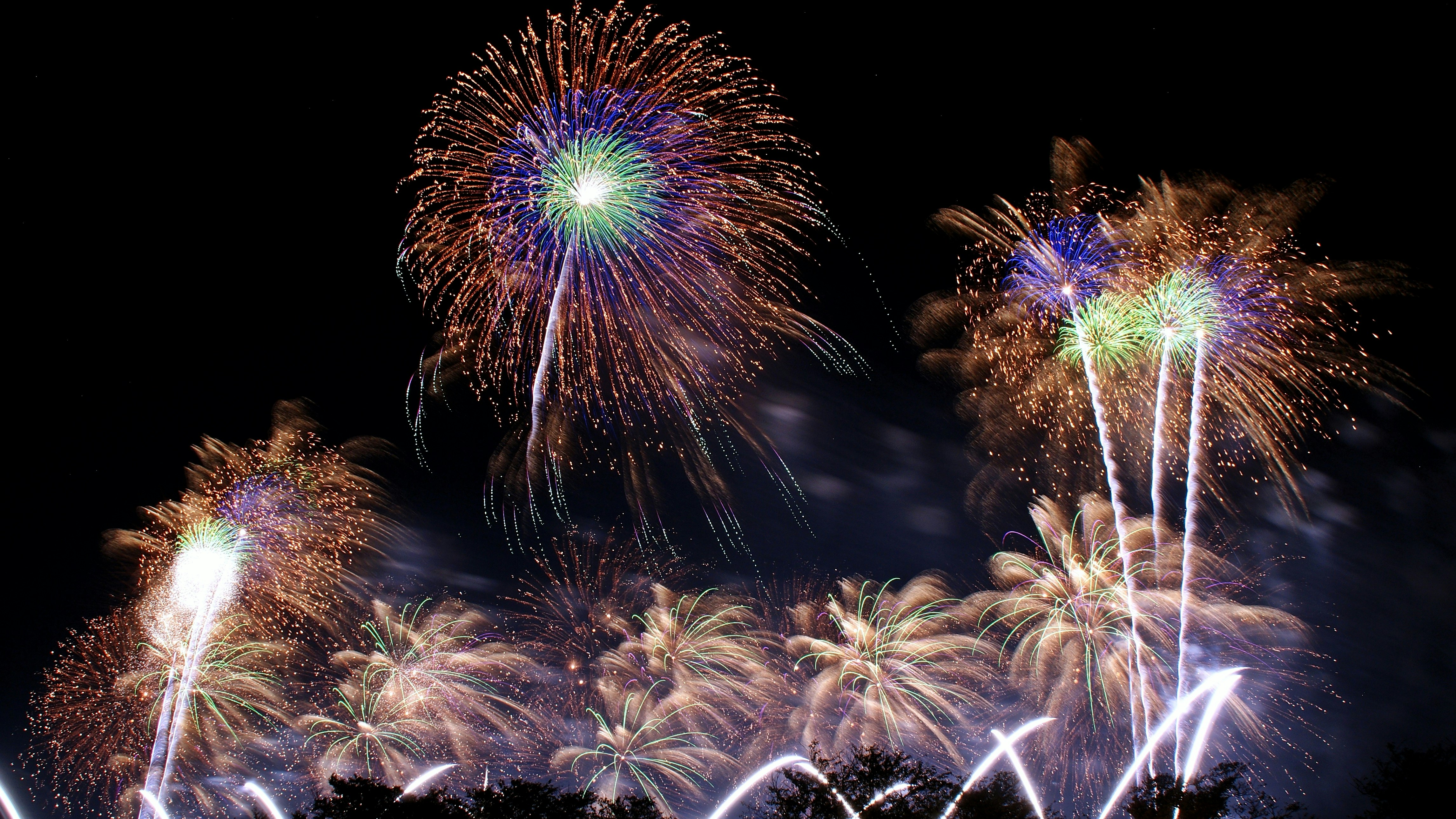 夜空中的煙花與光軌