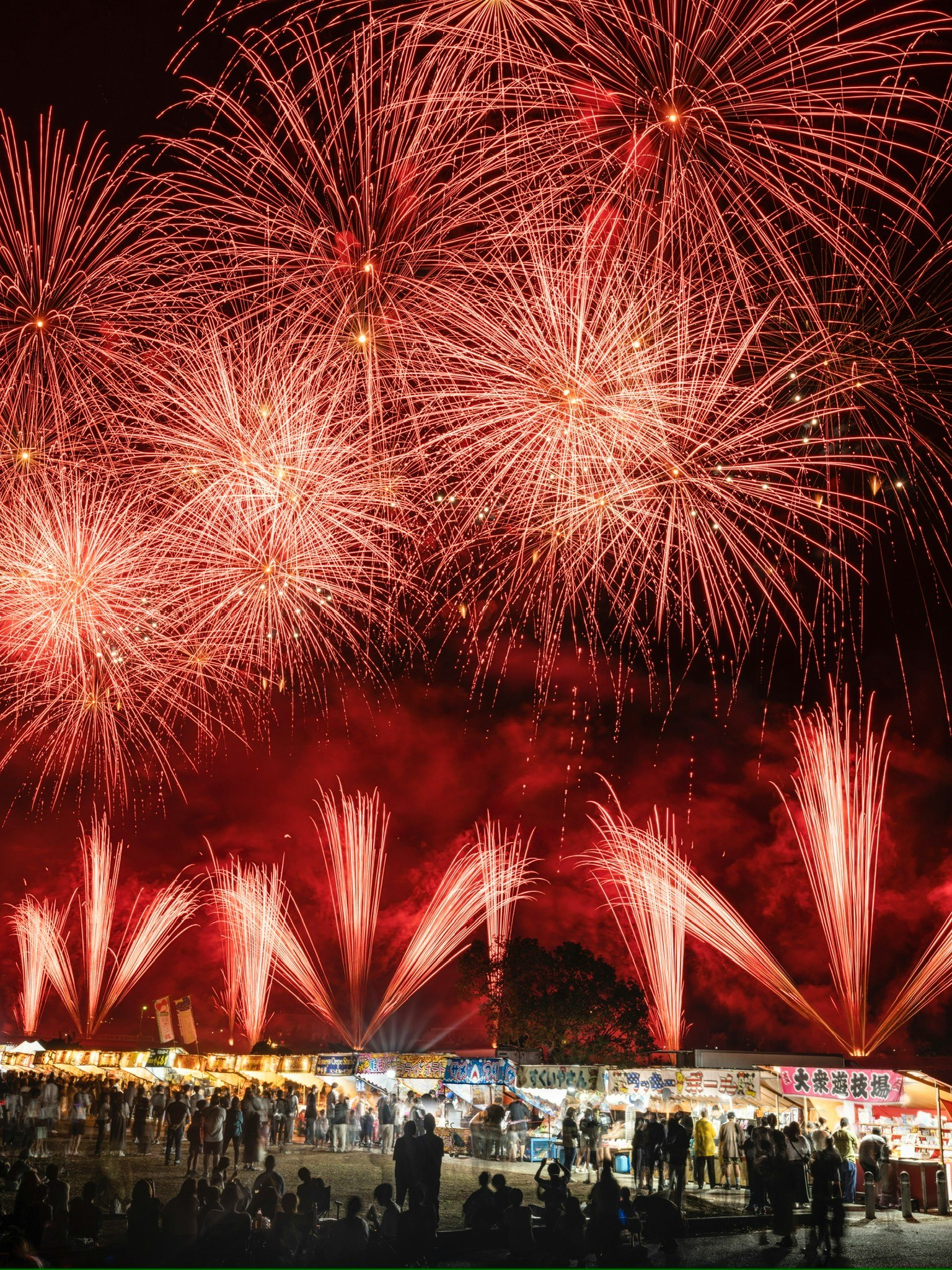 以广岛东洋鲤鱼为灵感的红色烟花、亲水公园的摊位与观众