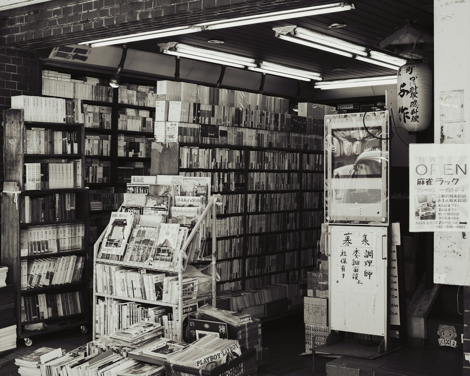 Interior de una librería vintage llena de libros alineados en estanterías un exhibidor de revistas cerca de la entrada