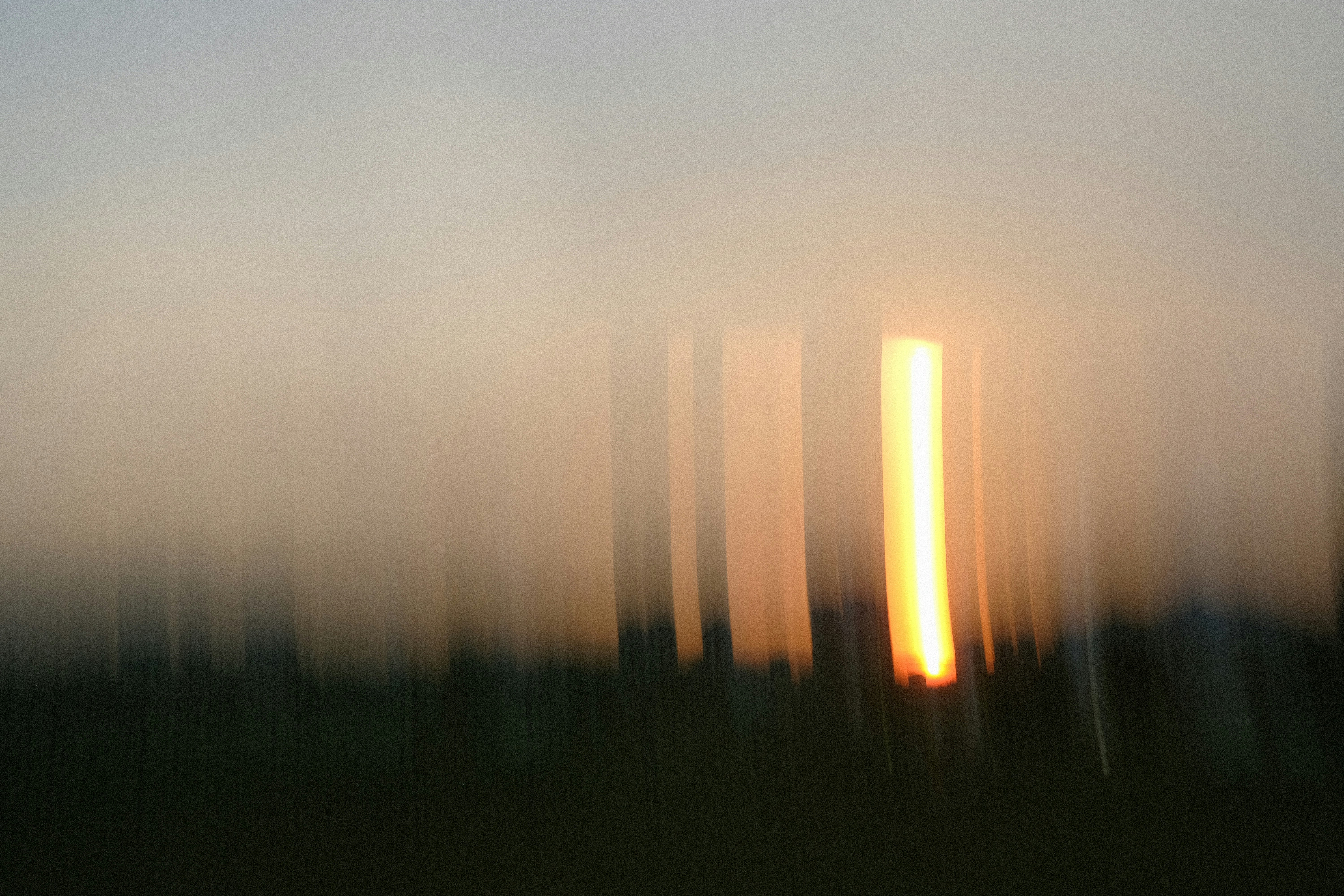 夕暮れの光がにじむ抽象的な風景