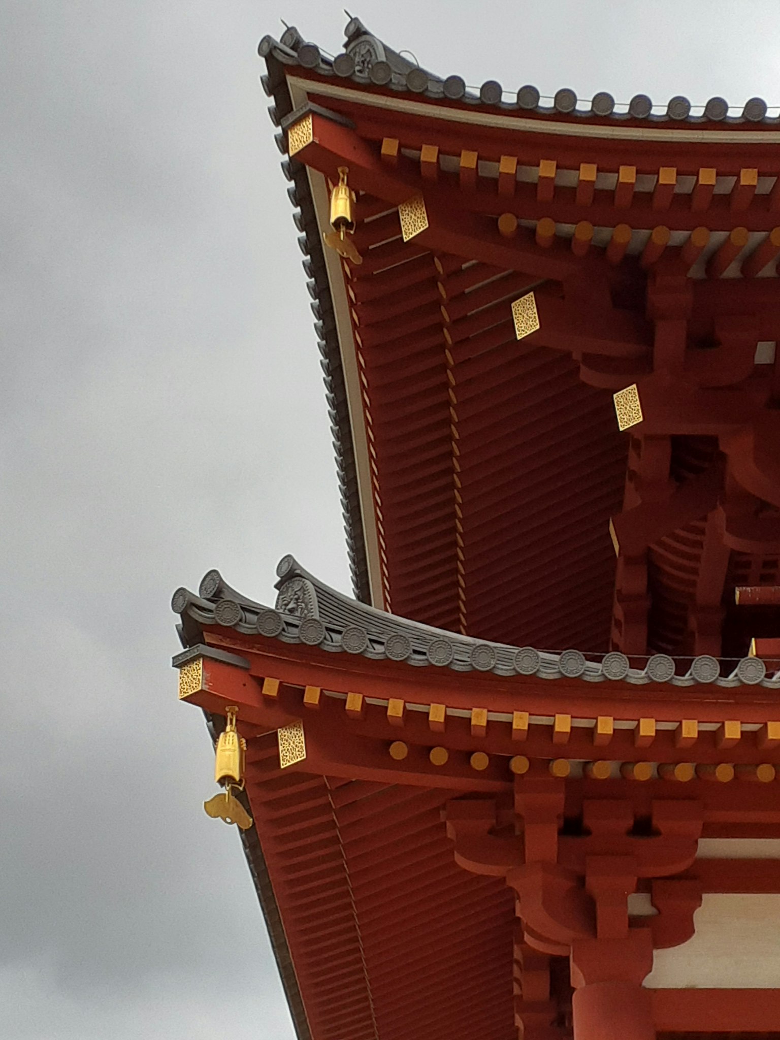 红色寺庙屋顶的细节和复杂装饰