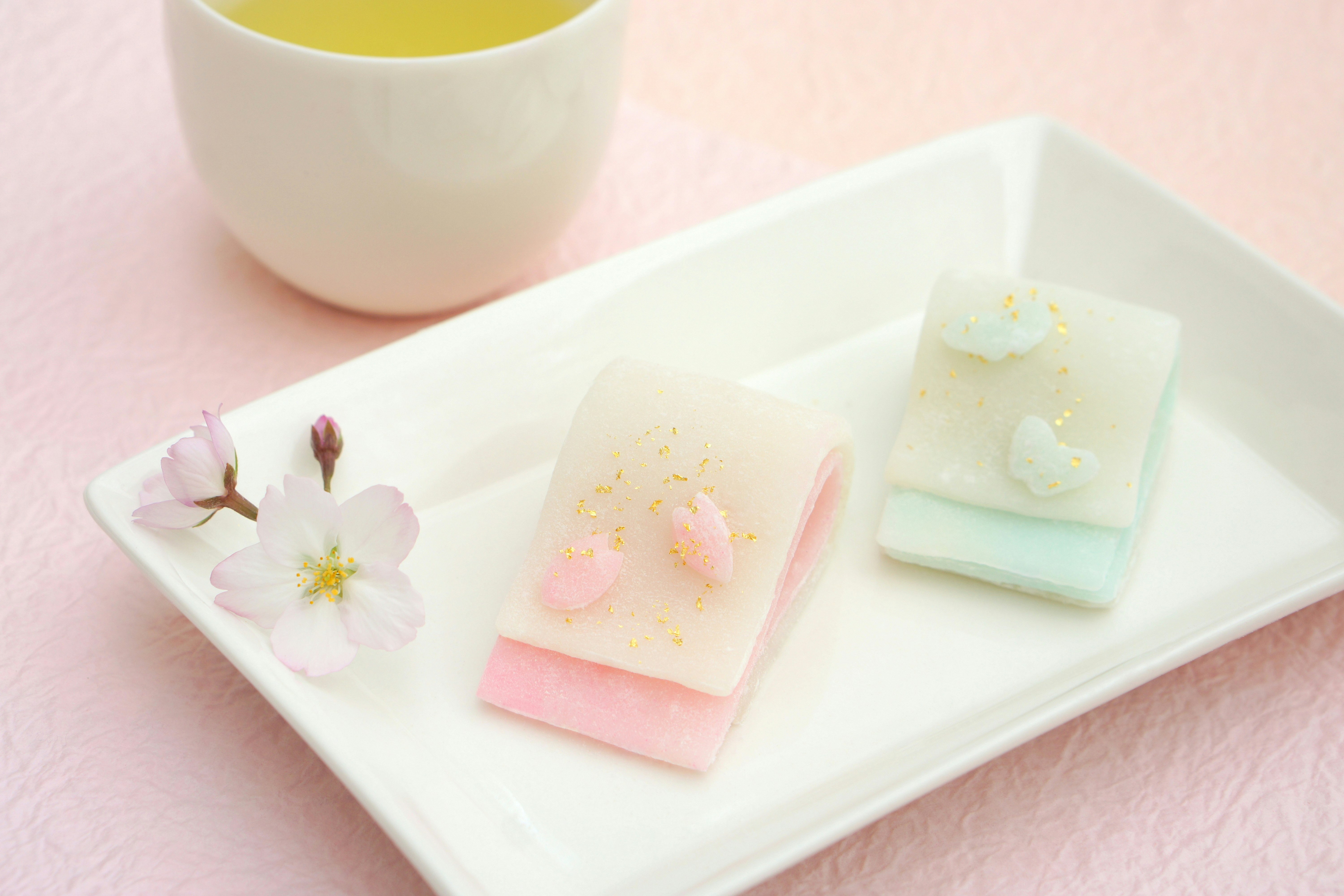 Món ngọt kiểu Nhật trang trí cánh hoa anh đào trên đĩa trắng