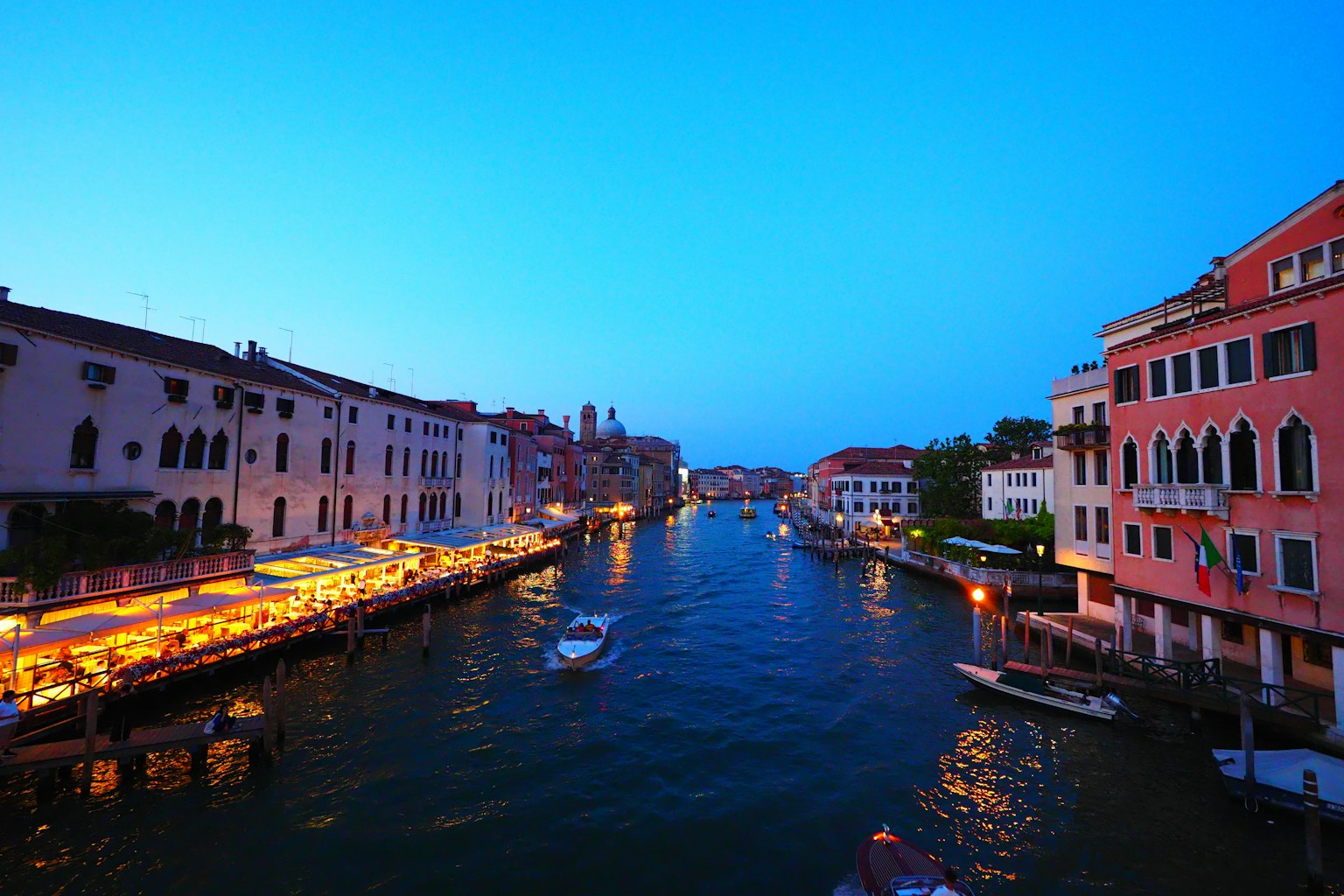 Vista al crepuscolo del canale di Venezia con edifici colorati