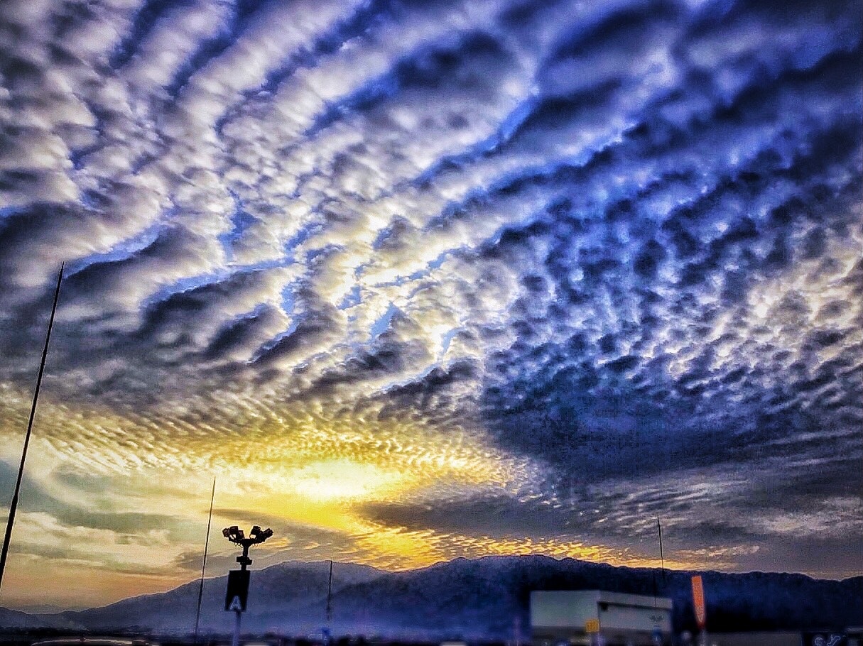 重々しい雲が広がる焼け空の空模様