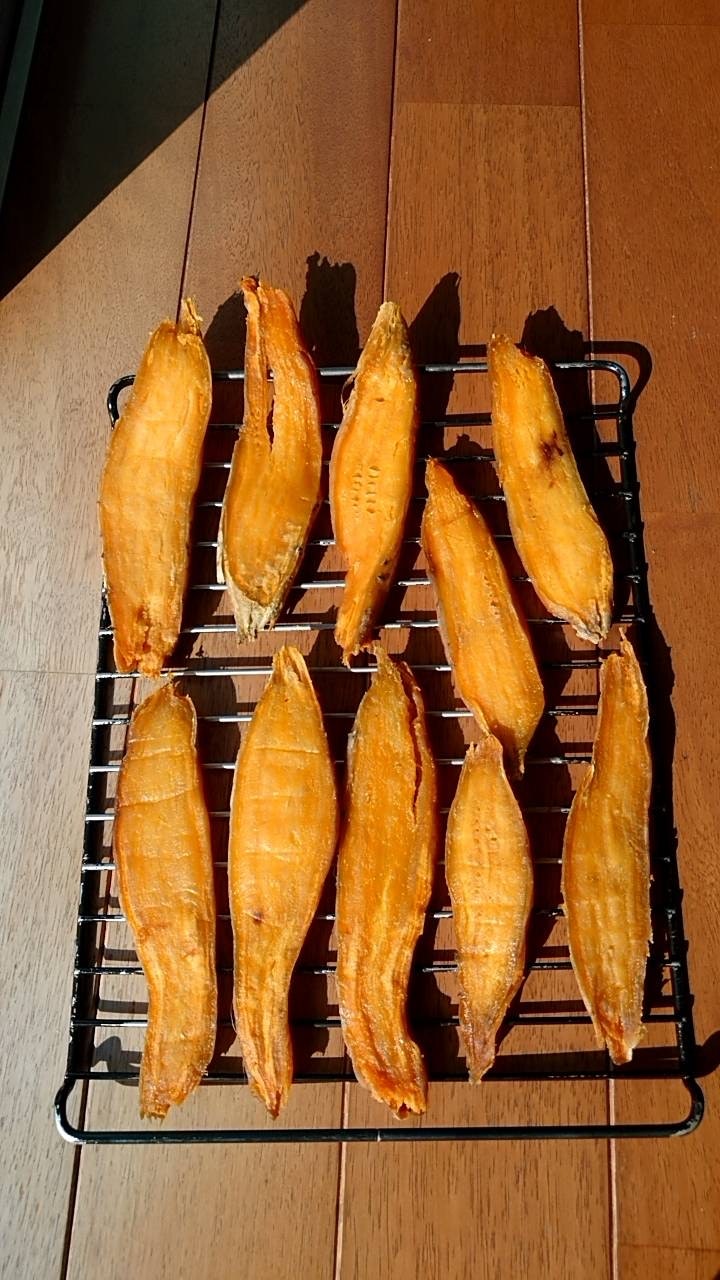 網の上で干される焼き芋のような根菜