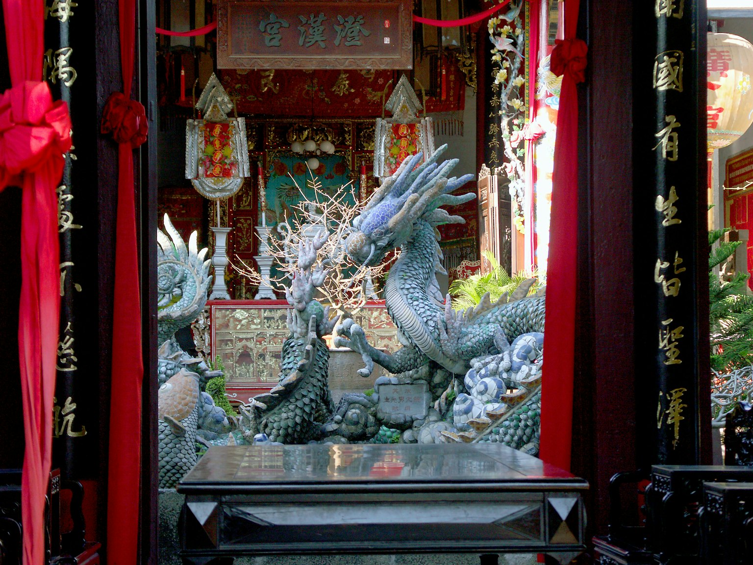 寺庙内部景观，龙雕塑装饰着红色丝带