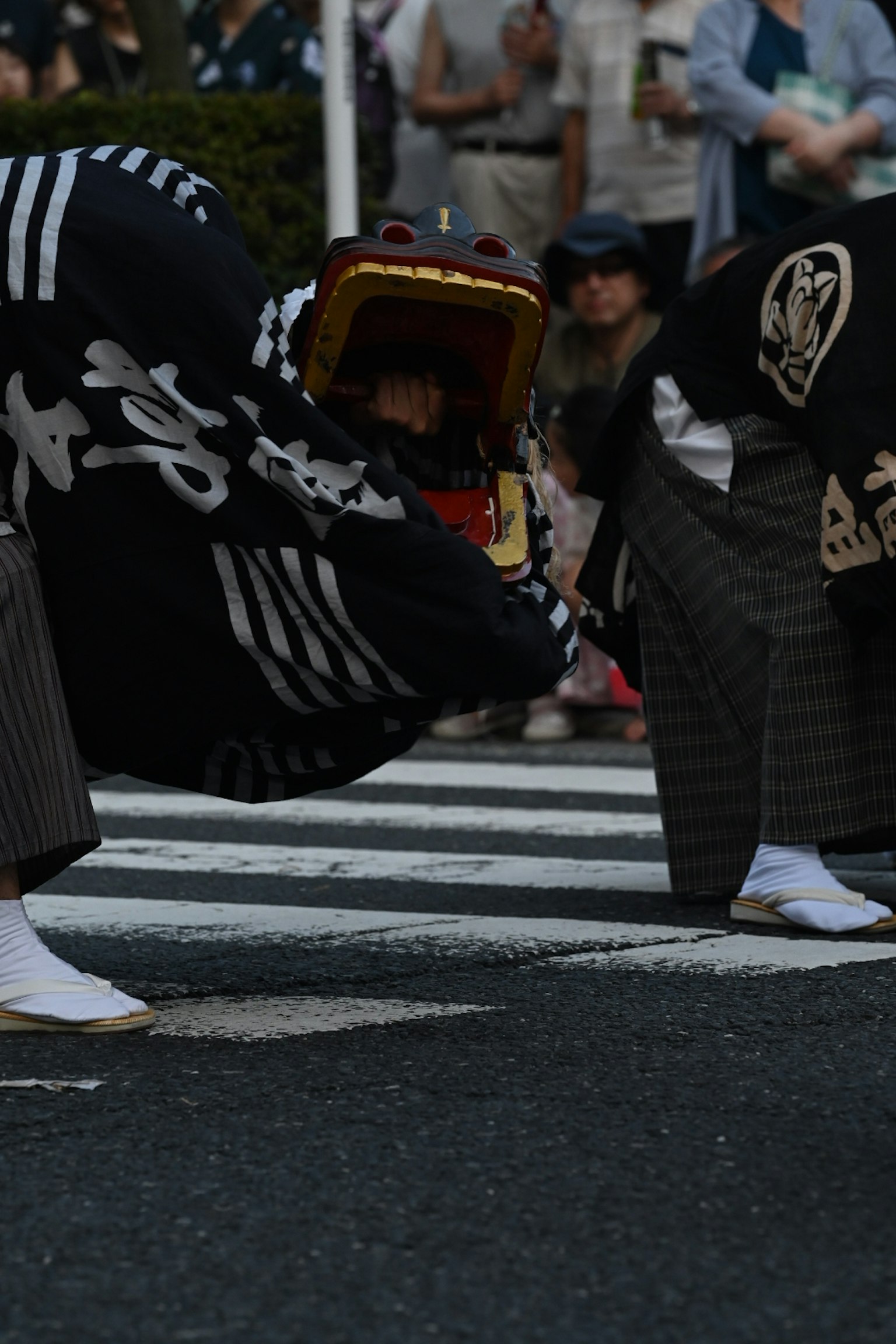 Personas en trajes de festival actuando en un paso de peatones