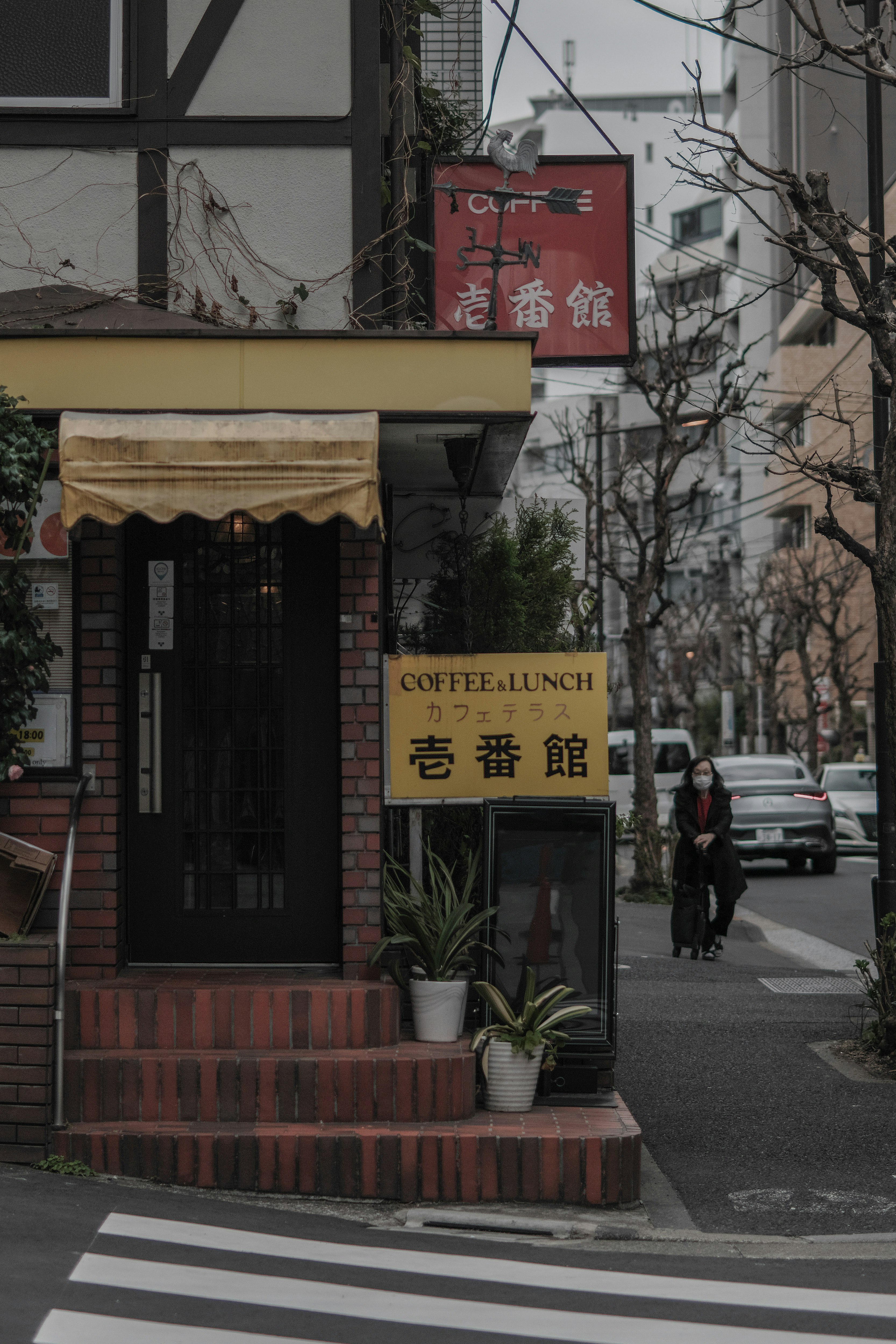 路地のカフェ前の看板と階段