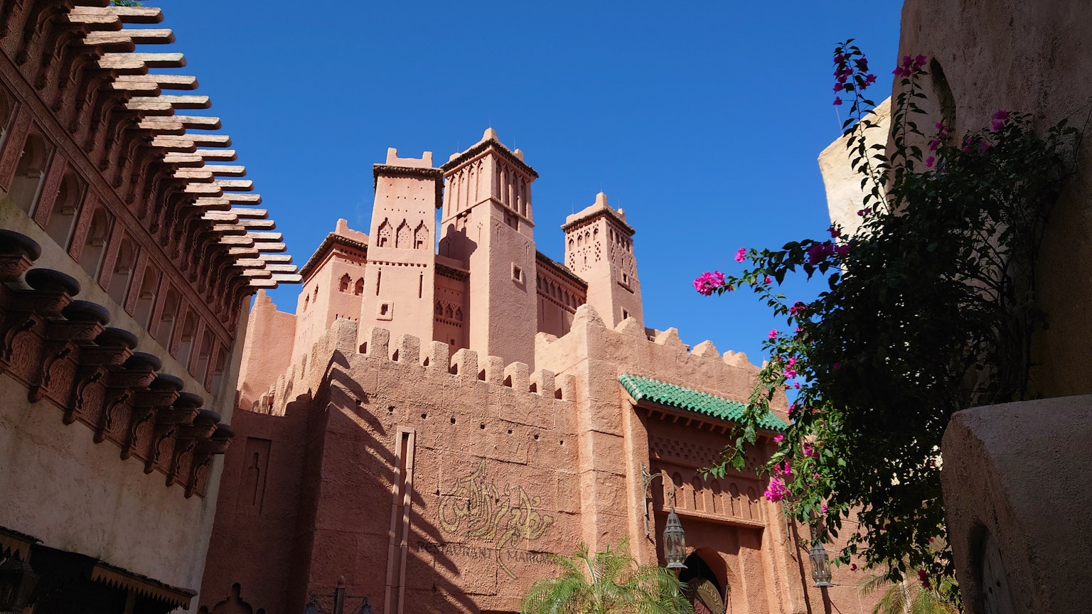 Forteresse ancienne avec des murs rouges sous un ciel bleu