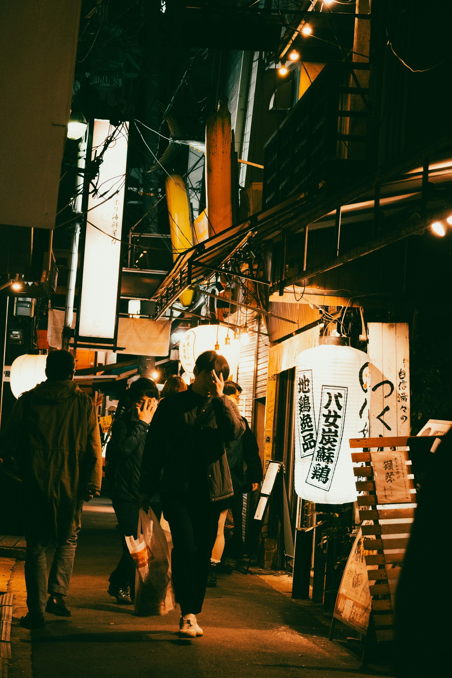 夜間街道上走動的人和發光的招牌