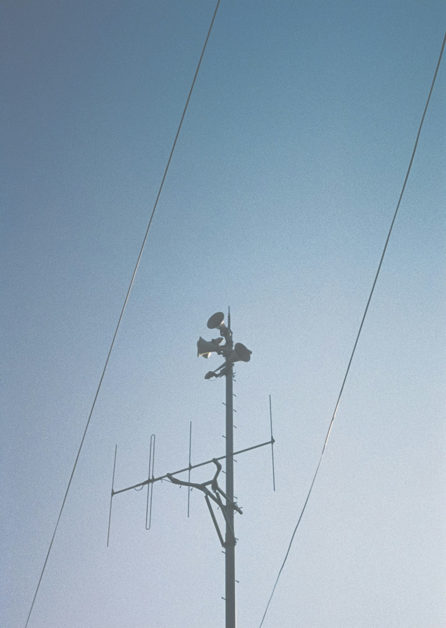 Torre di comunicazione con antenne contro un cielo blu