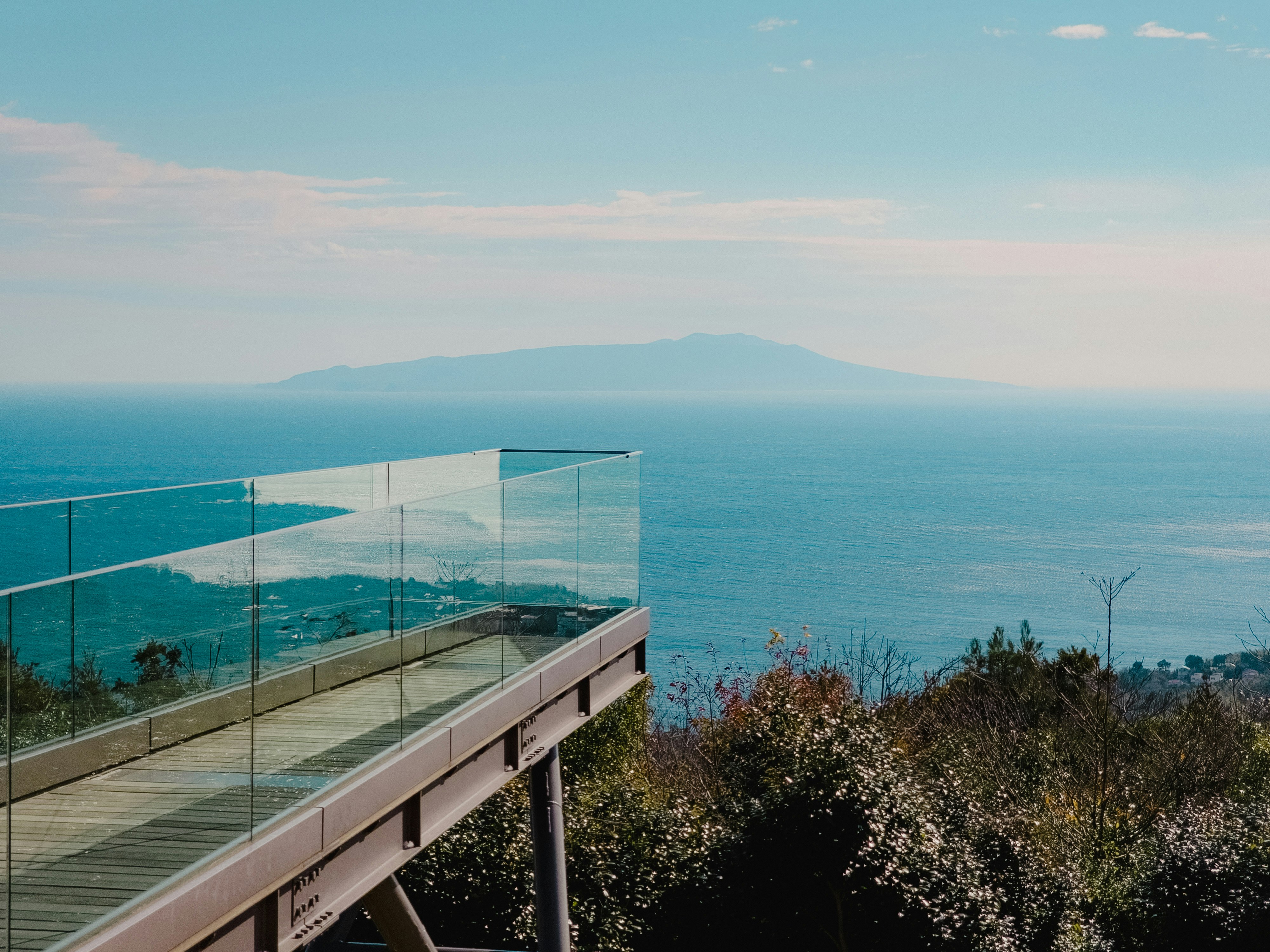 Aussichtsplattform mit Blick auf den Ozean und Berglandschaft von Izu