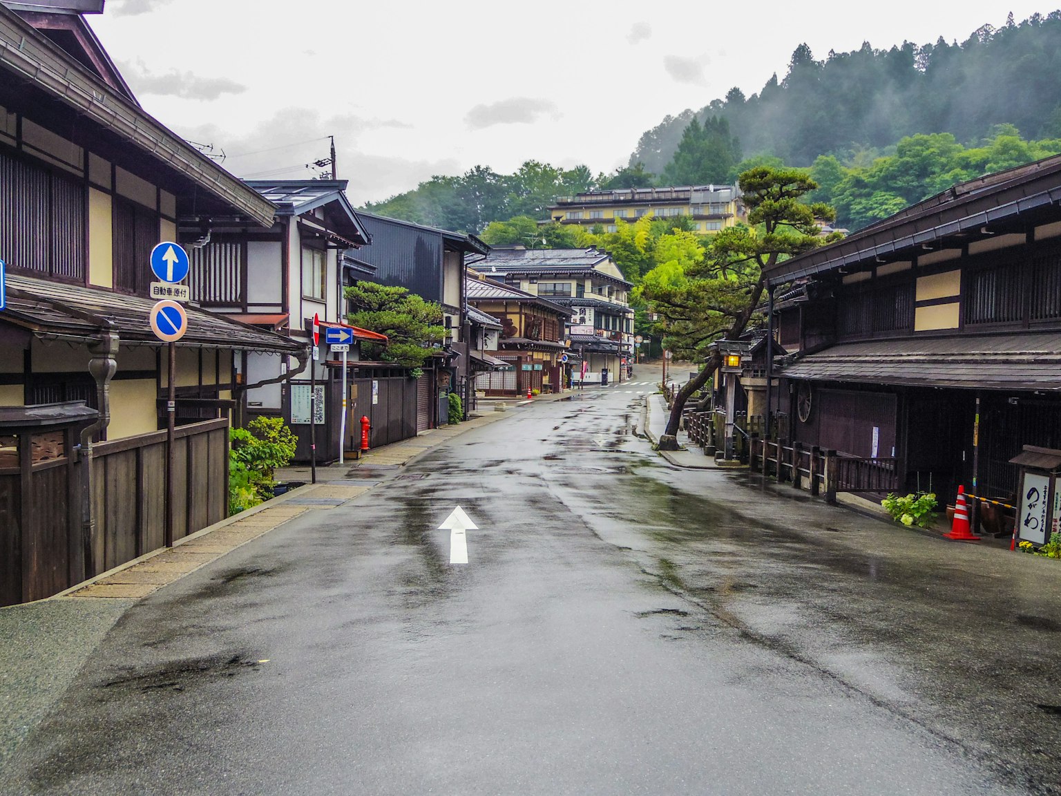 安靜的日本街道場景有古老的木屋和潮濕的路面
