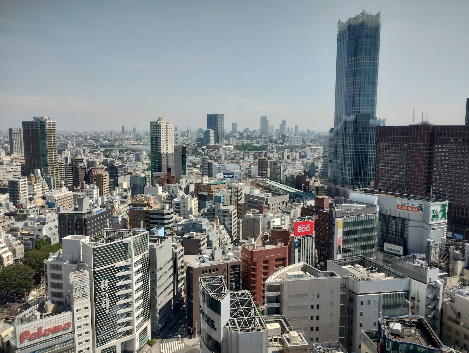 Vue panoramique de la ville de Tokyo avec des gratte-ciels et des zones commerciales