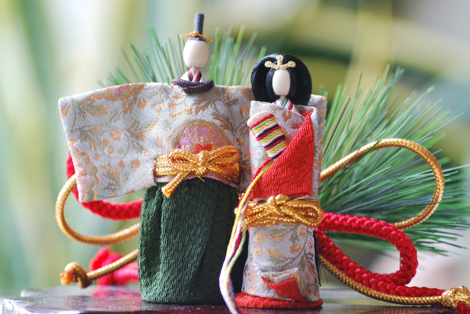 Poupées japonaises traditionnelles et décorations pour le Nouvel An