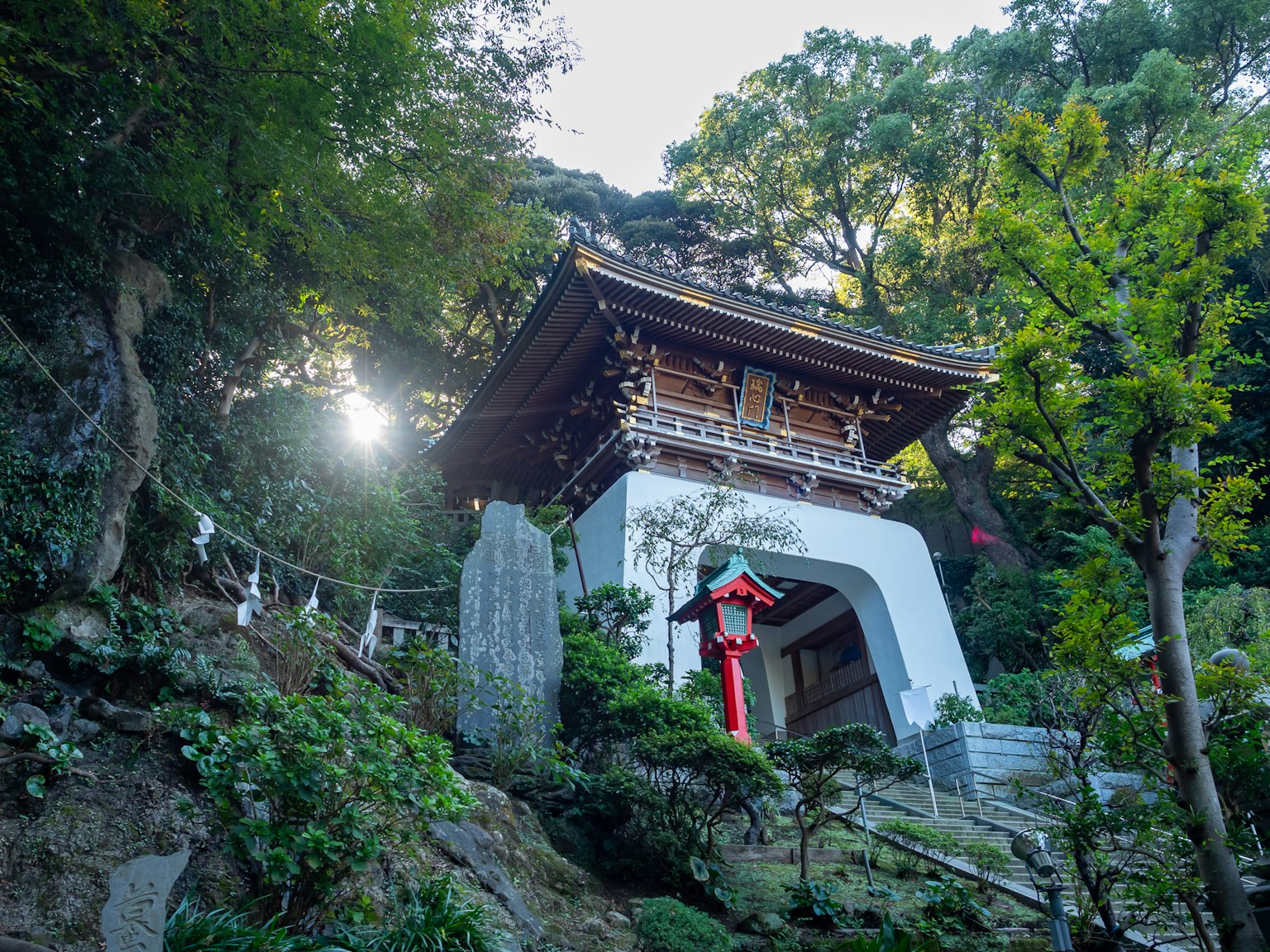 อาคารศาลเจ้าที่สวยงามในภูเขาล้อมรอบด้วยพืชพรรณเขียวชอุ่ม