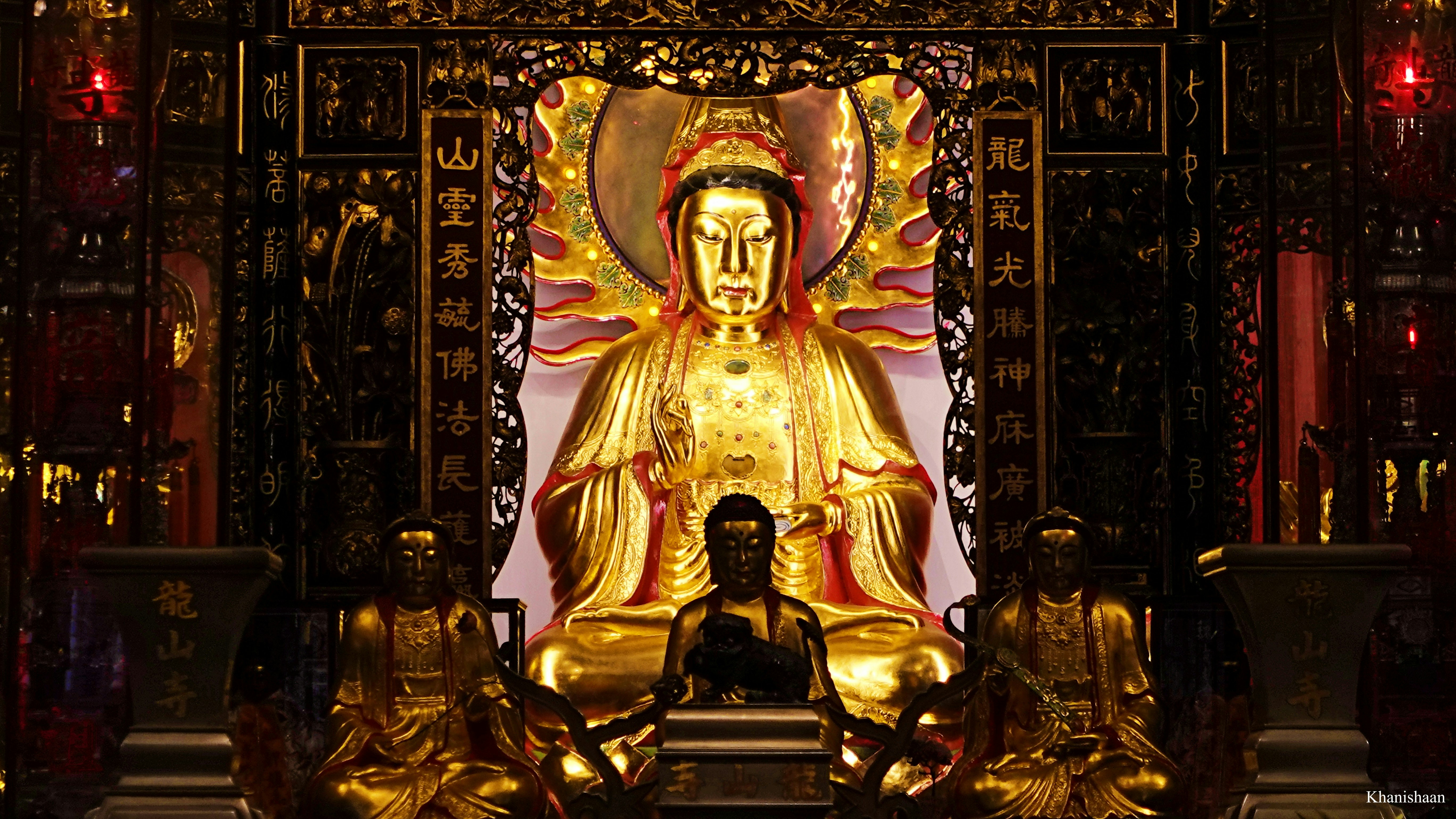 金色の仏像が安置された荘厳な寺院の祭壇