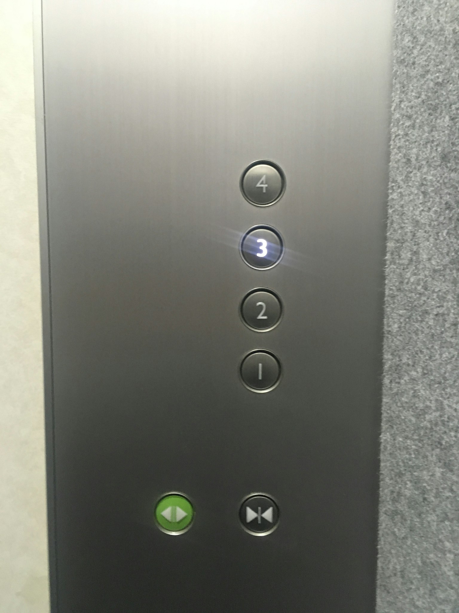 電梯按鈕面板，數字三的按鈕亮起